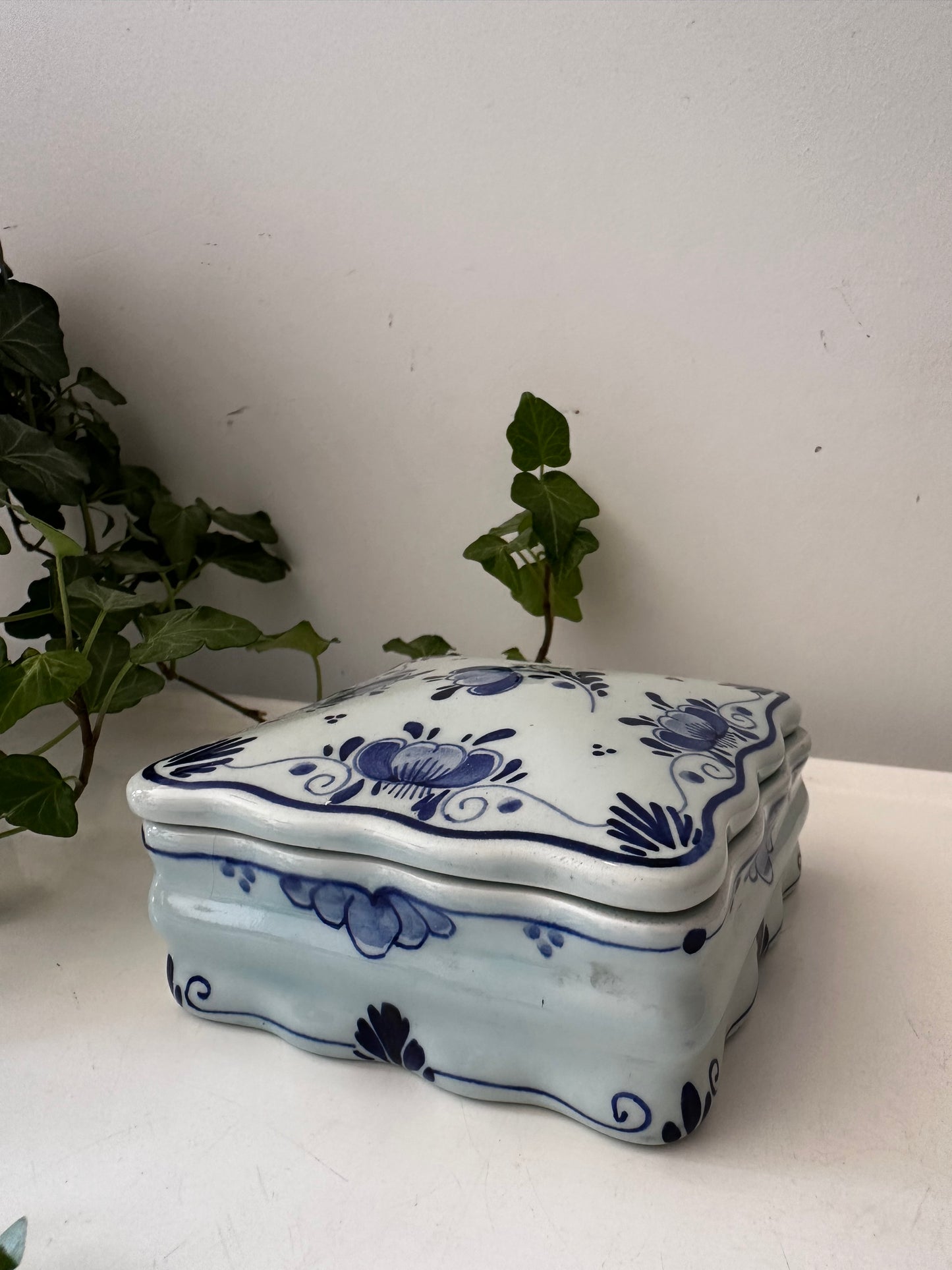 Delft blauw porseleinen doosje gemerkt