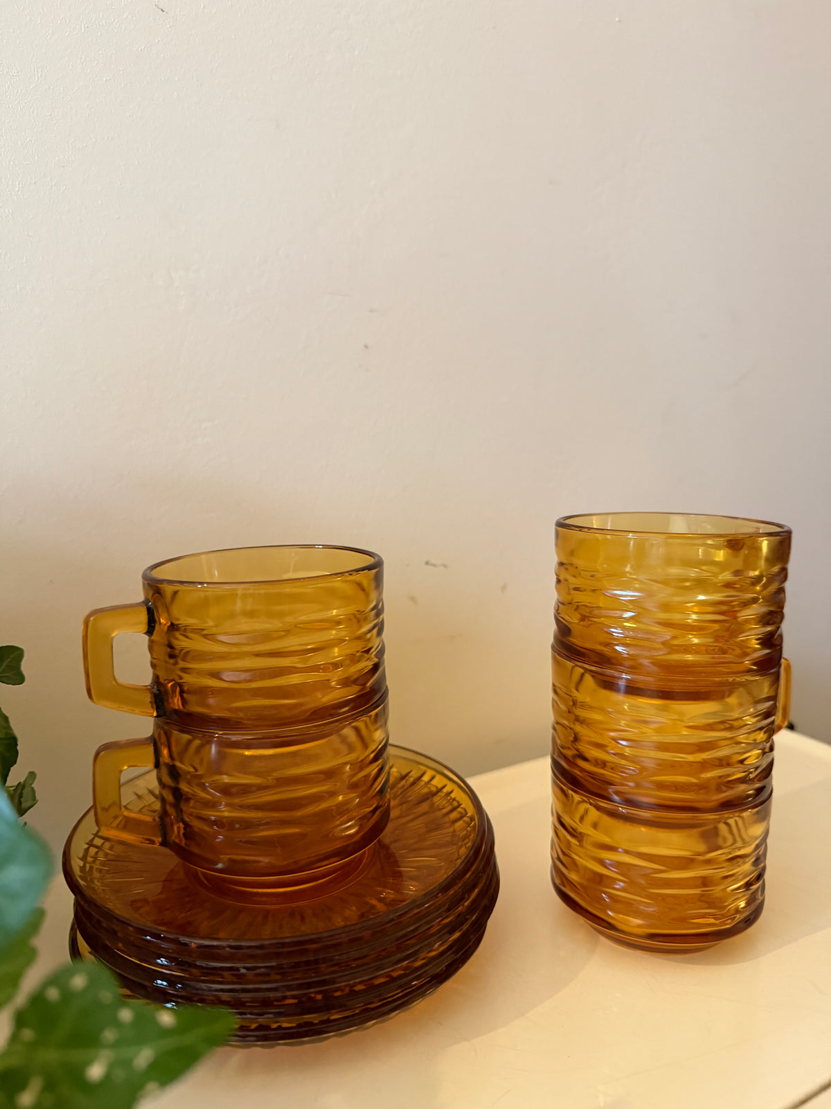 Set van 5 amberkleurige espresso kop en schotels