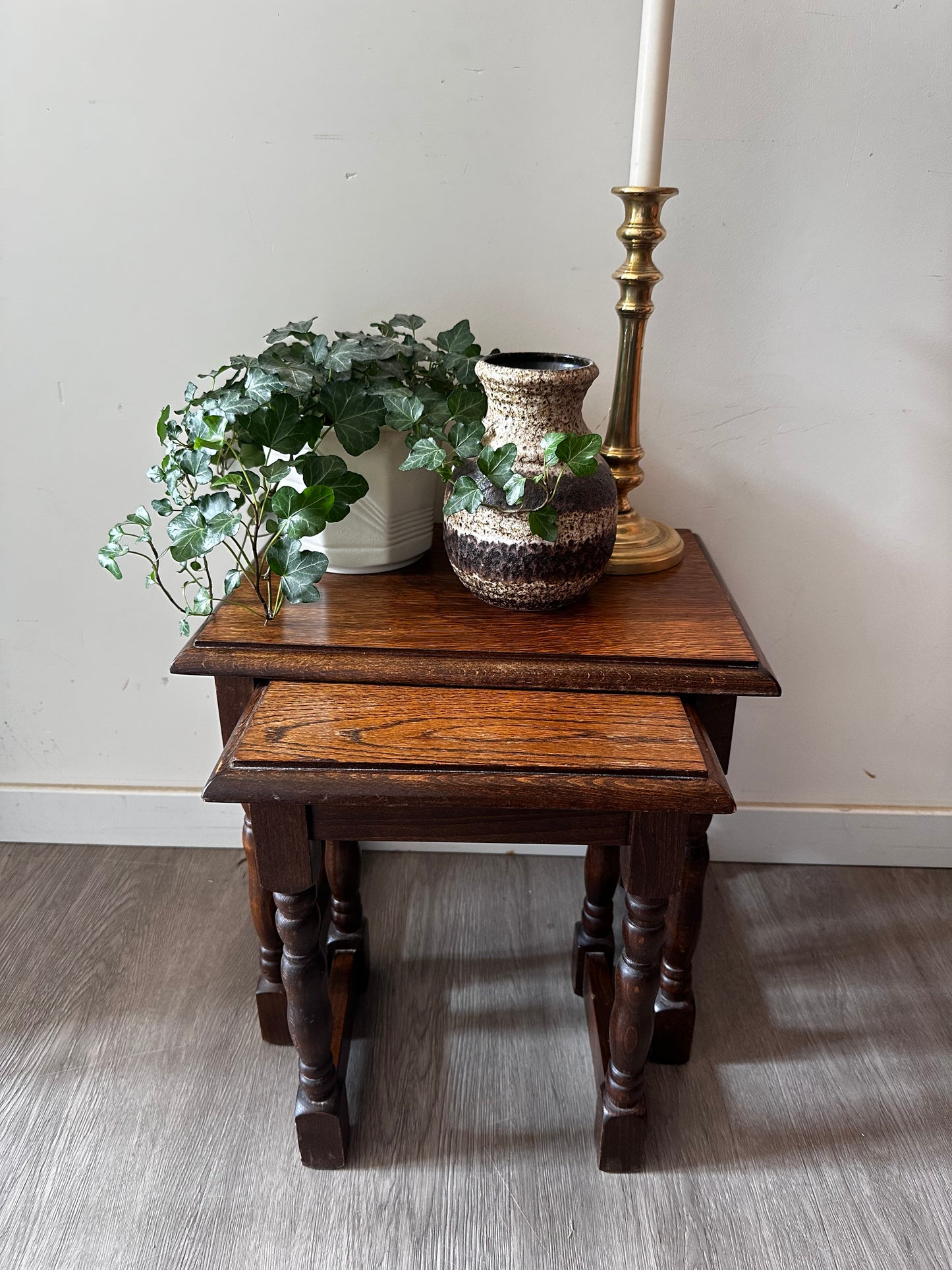 Set van twee houten bijzettafeltjes