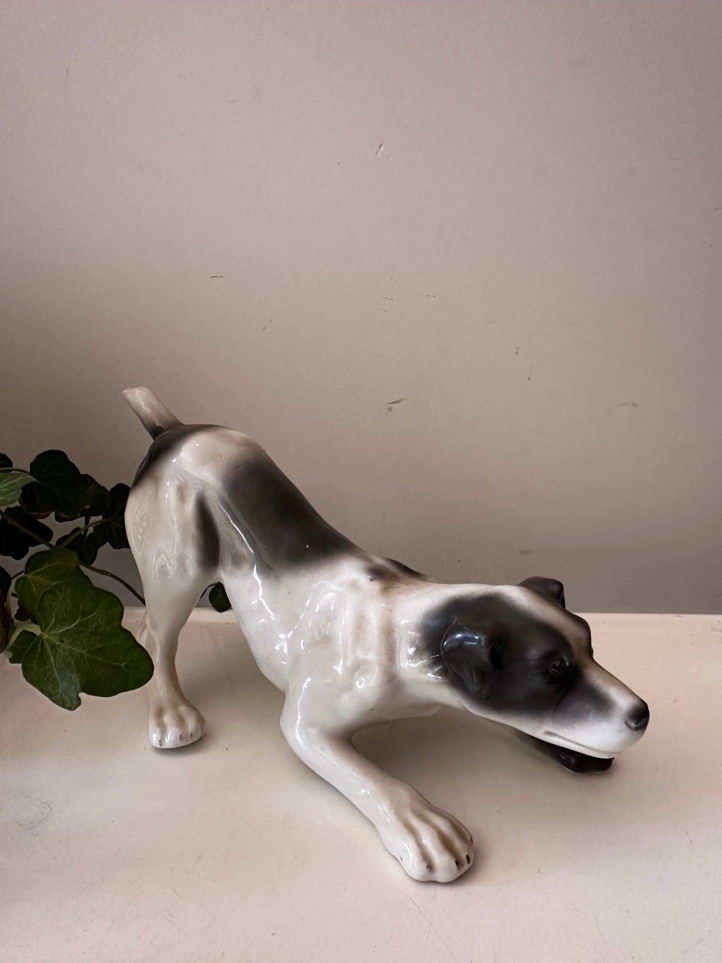 Porseleinen beeldje jachthond