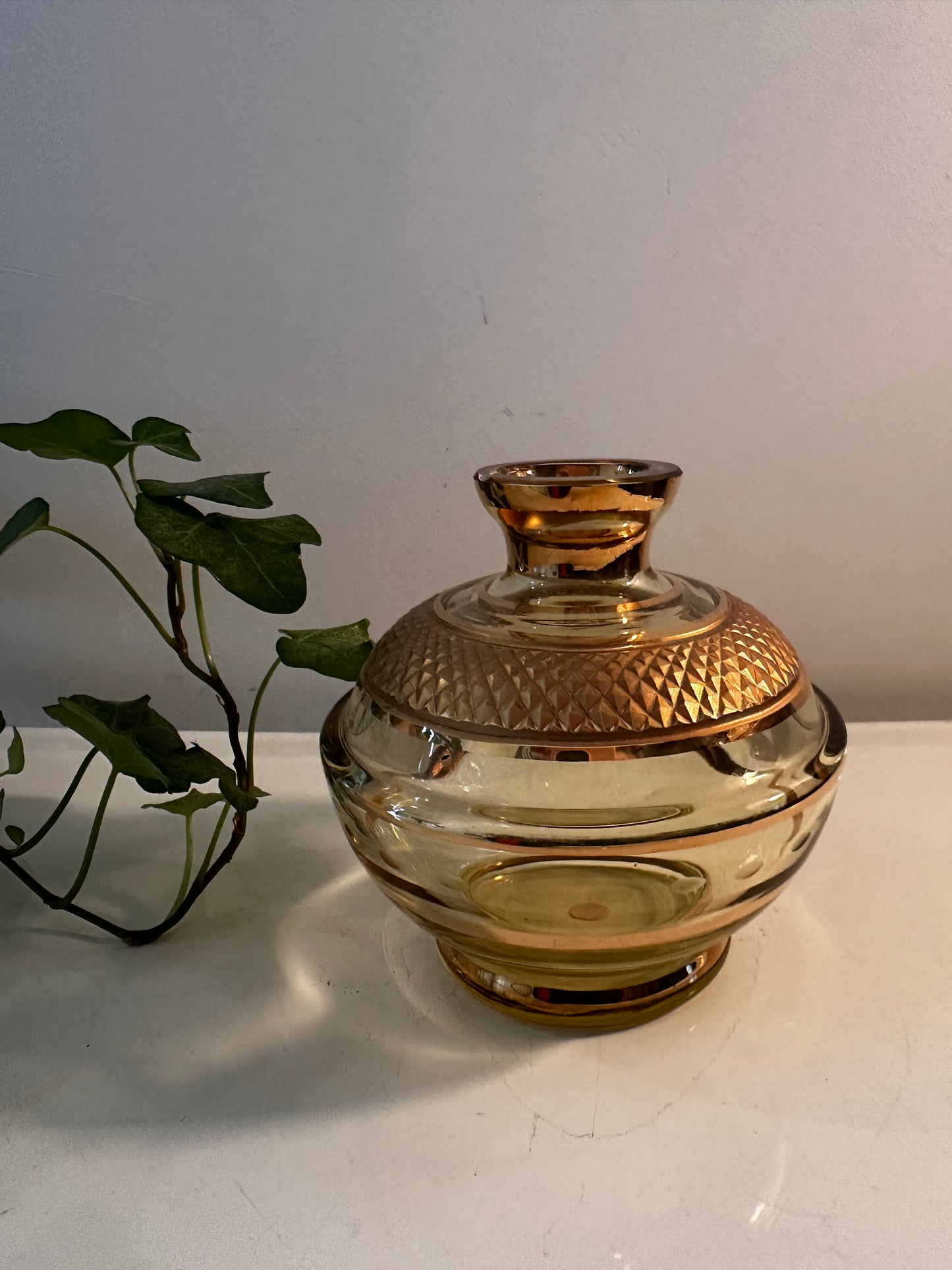 Vintage glazen vaasje met goudkleurig design