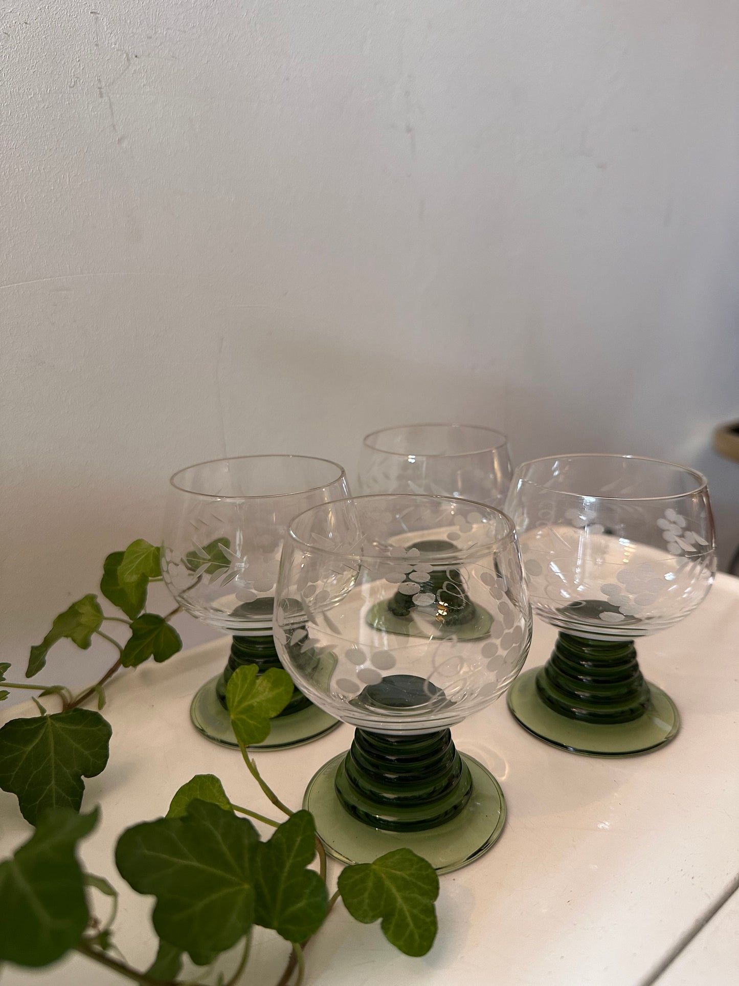 Set van 4 glazen op donkergroene voet