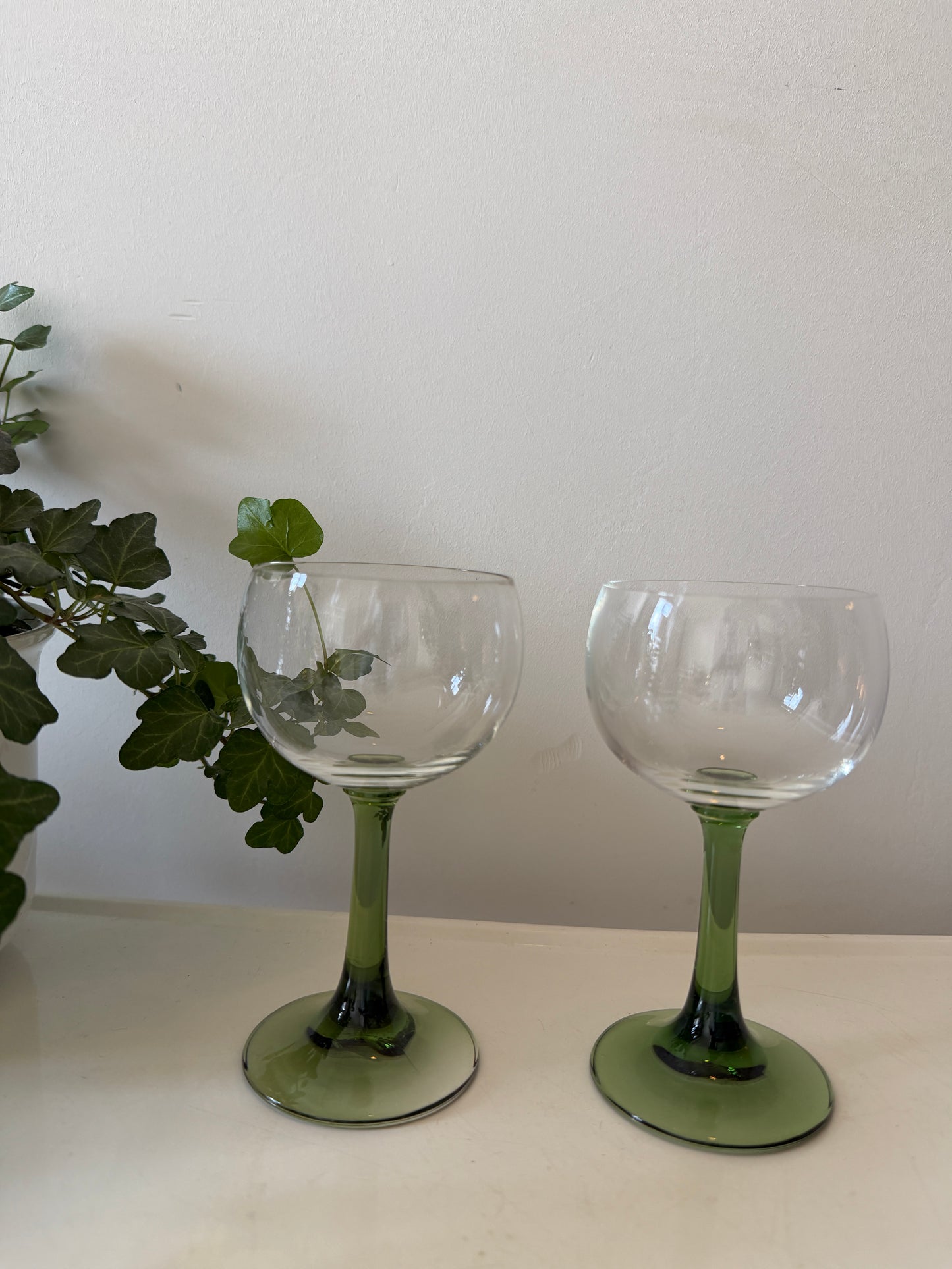 Set van 2 jaren 70 wijnglazen op groene voet