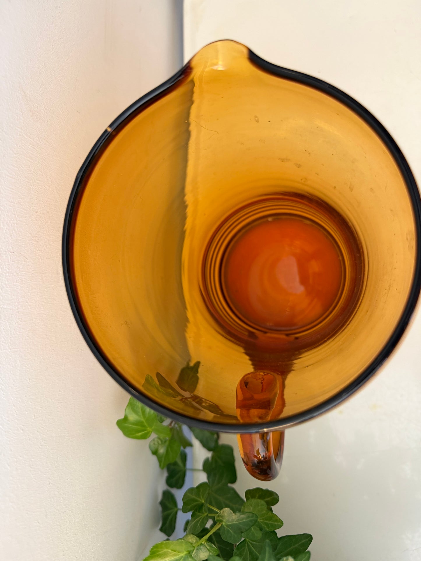 Amberkleurige glazen waterkan