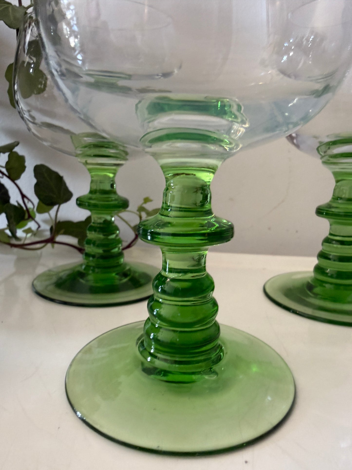 Set van 3 vintage wijnglazen op groene voet