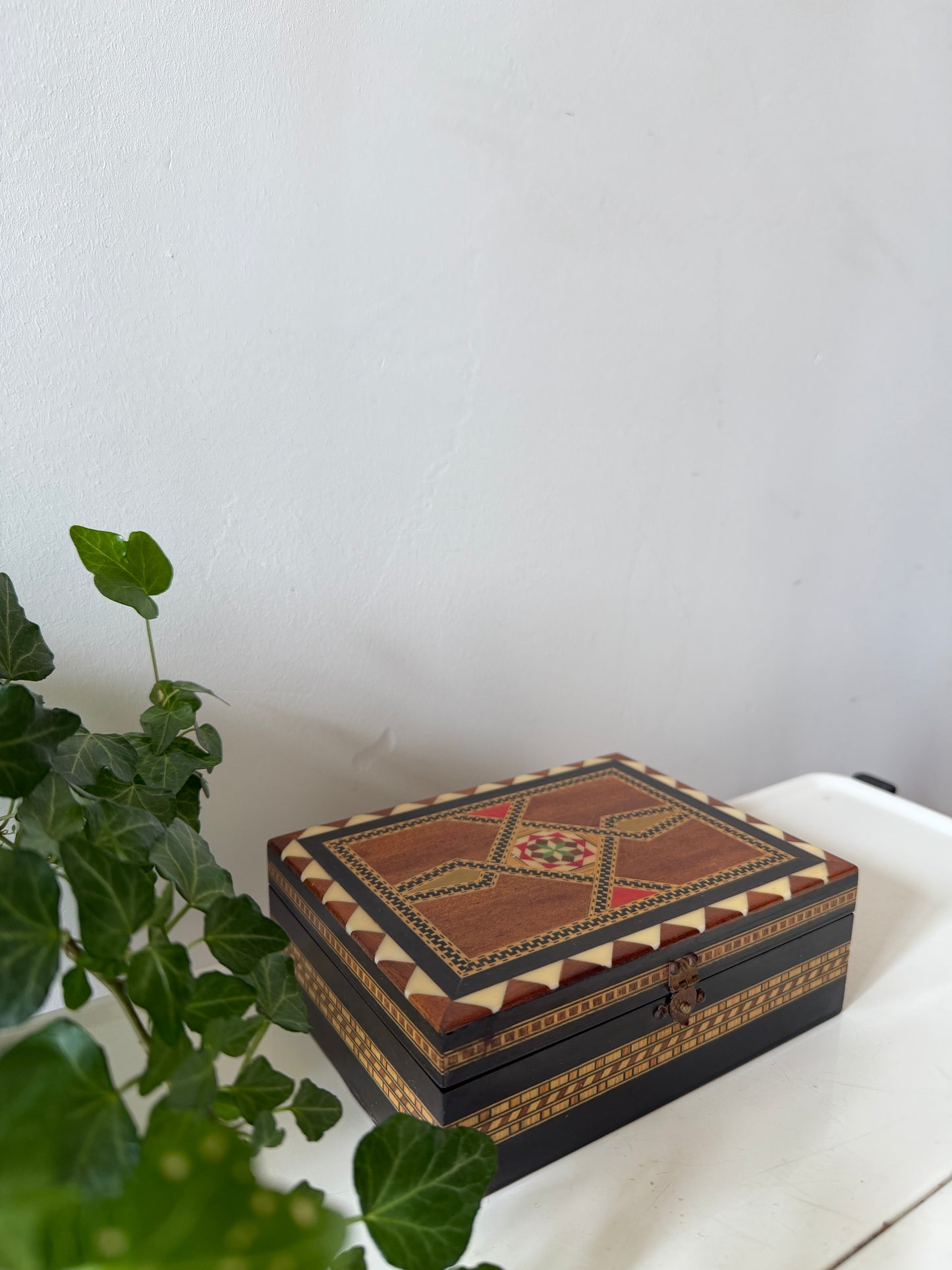 Houten bewaardoosje met ingelegd motief