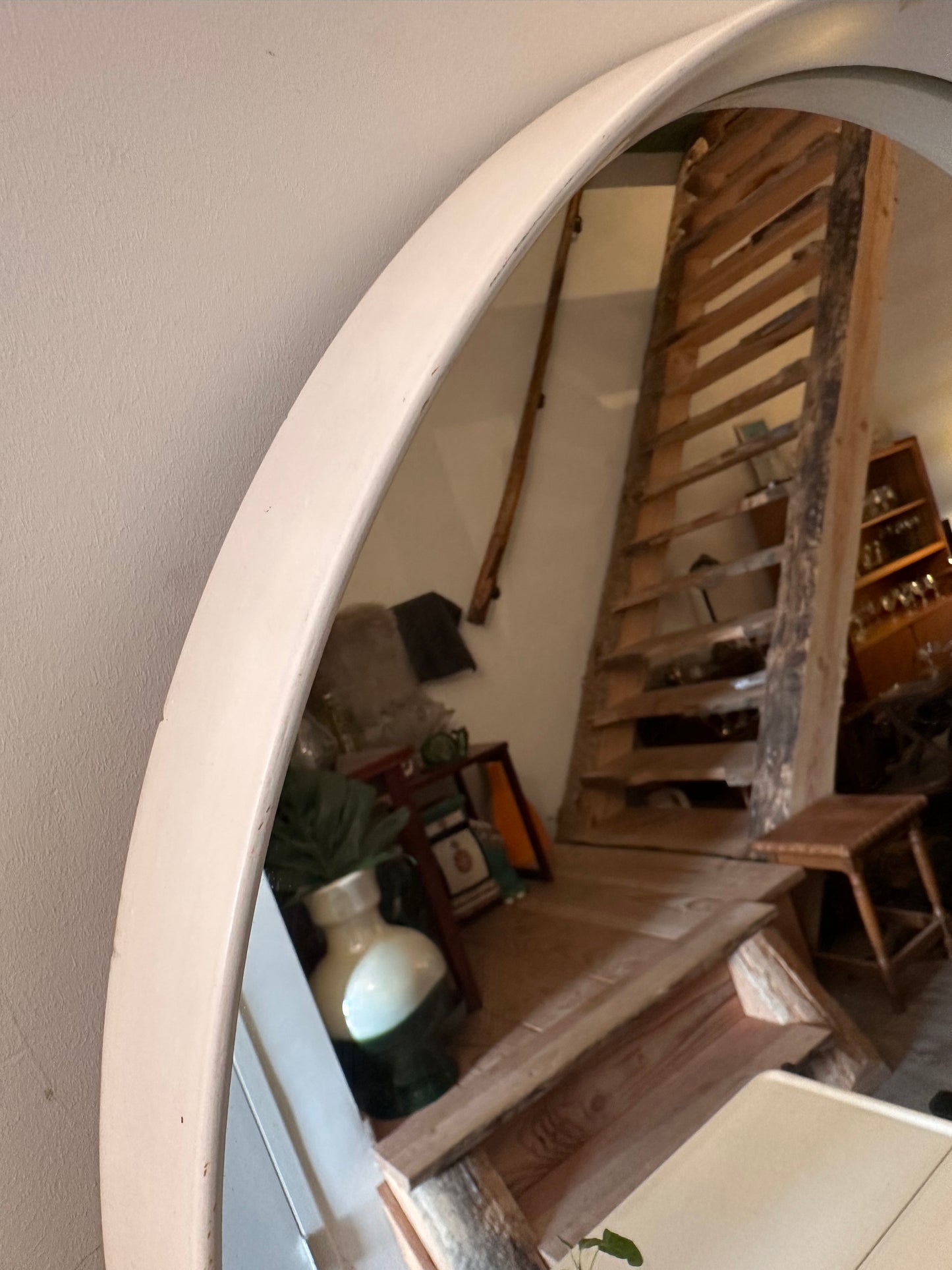 Jaren 70 rond spiegel met witte lijst