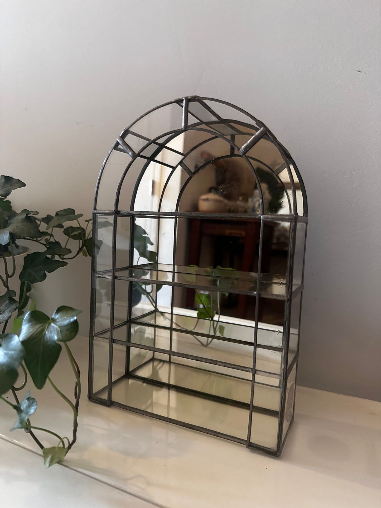 Glazen vitrinekastje met metaal