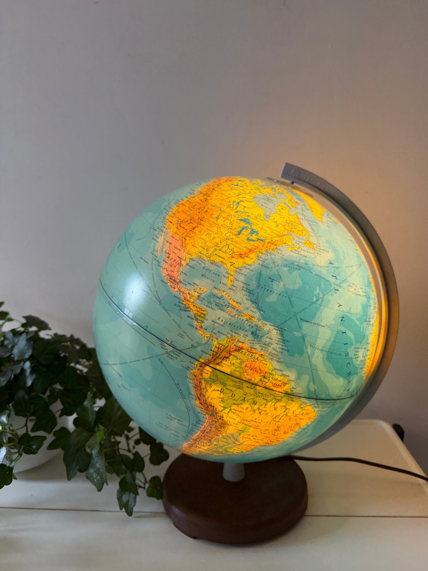 Vintage wereldbol met verlichting