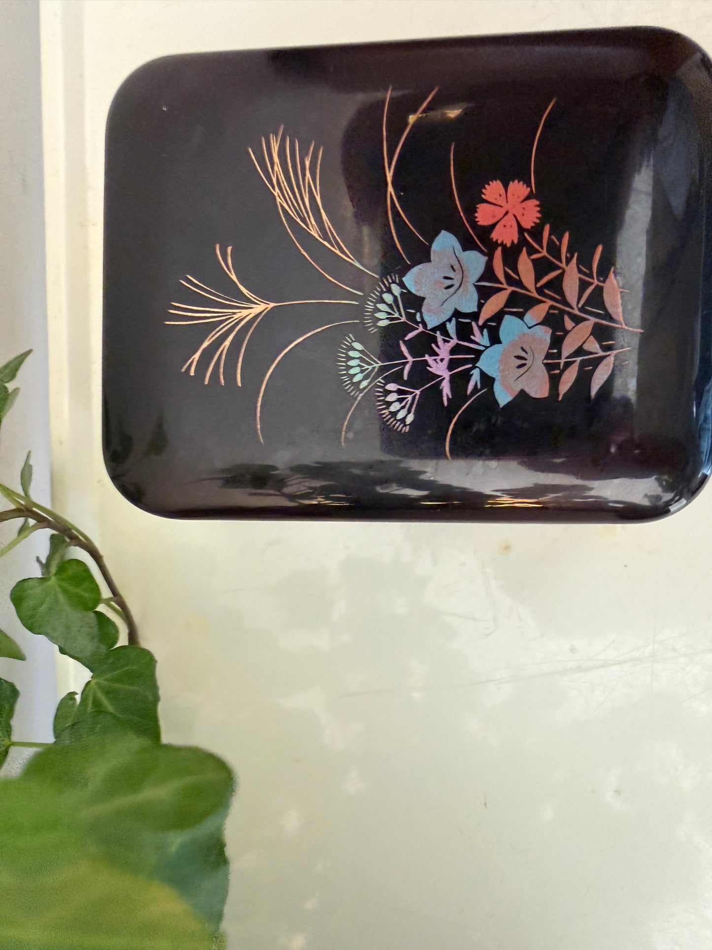 Zwart bewaardoosje met bloemmotief