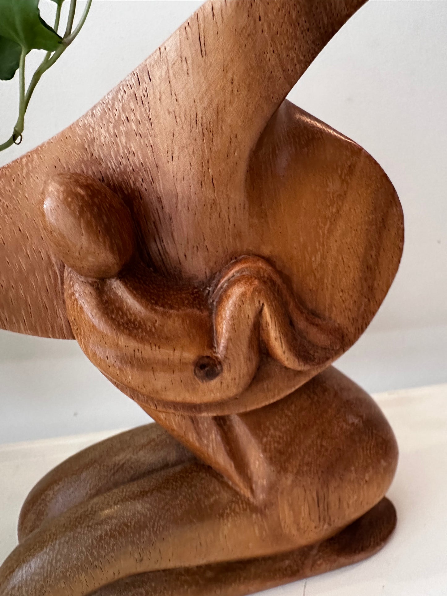 Midcentury houten beeldje moeder met kind