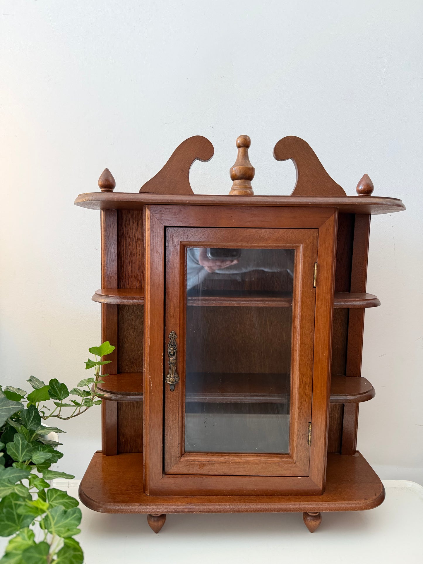 Houten wand vitrine kastje met glas