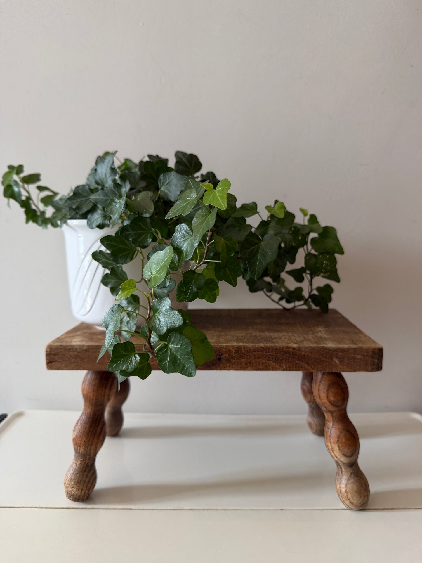 Klein houten plantentafeltje