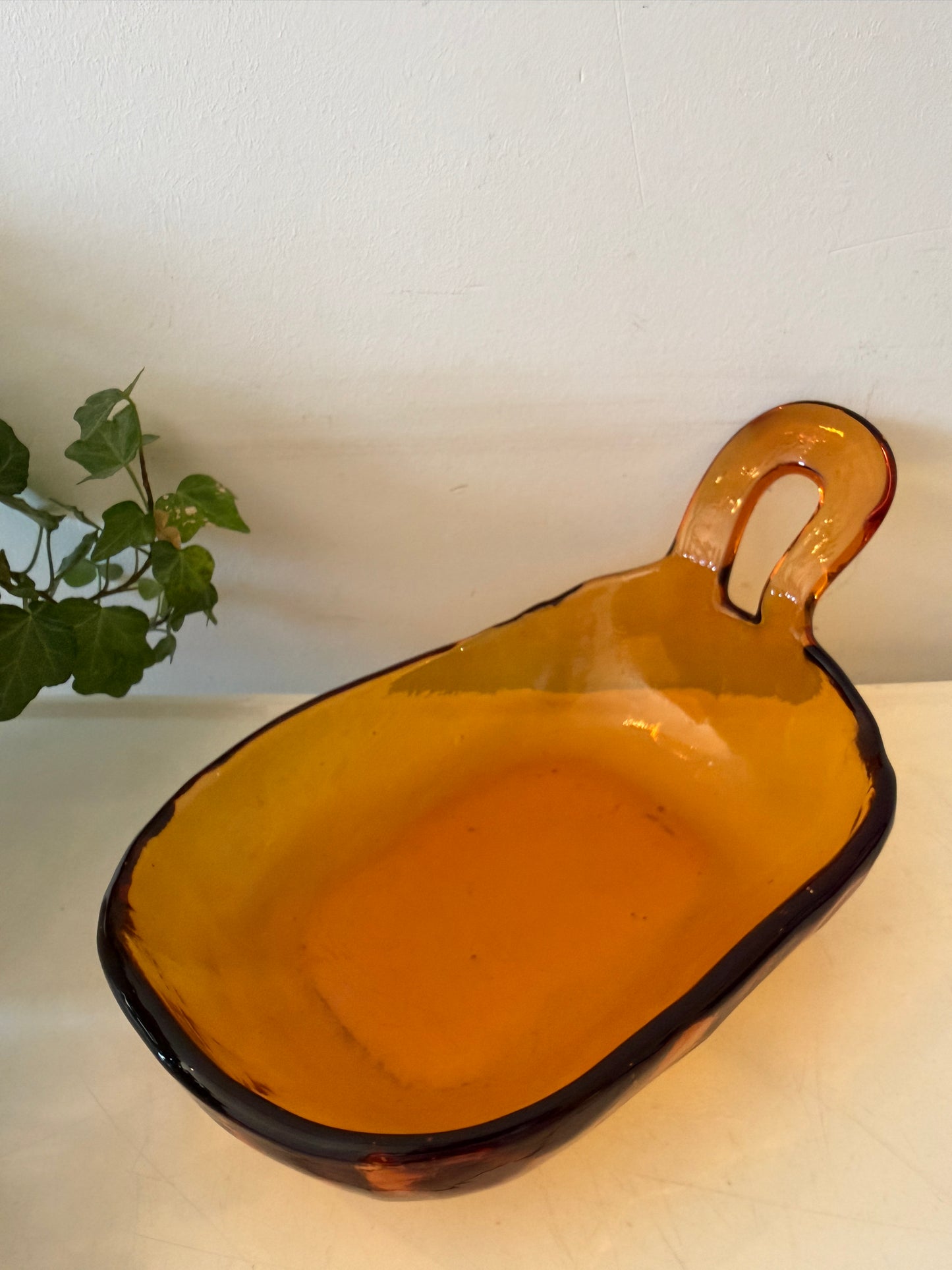 Amberkleurig pers glazen schaaltje