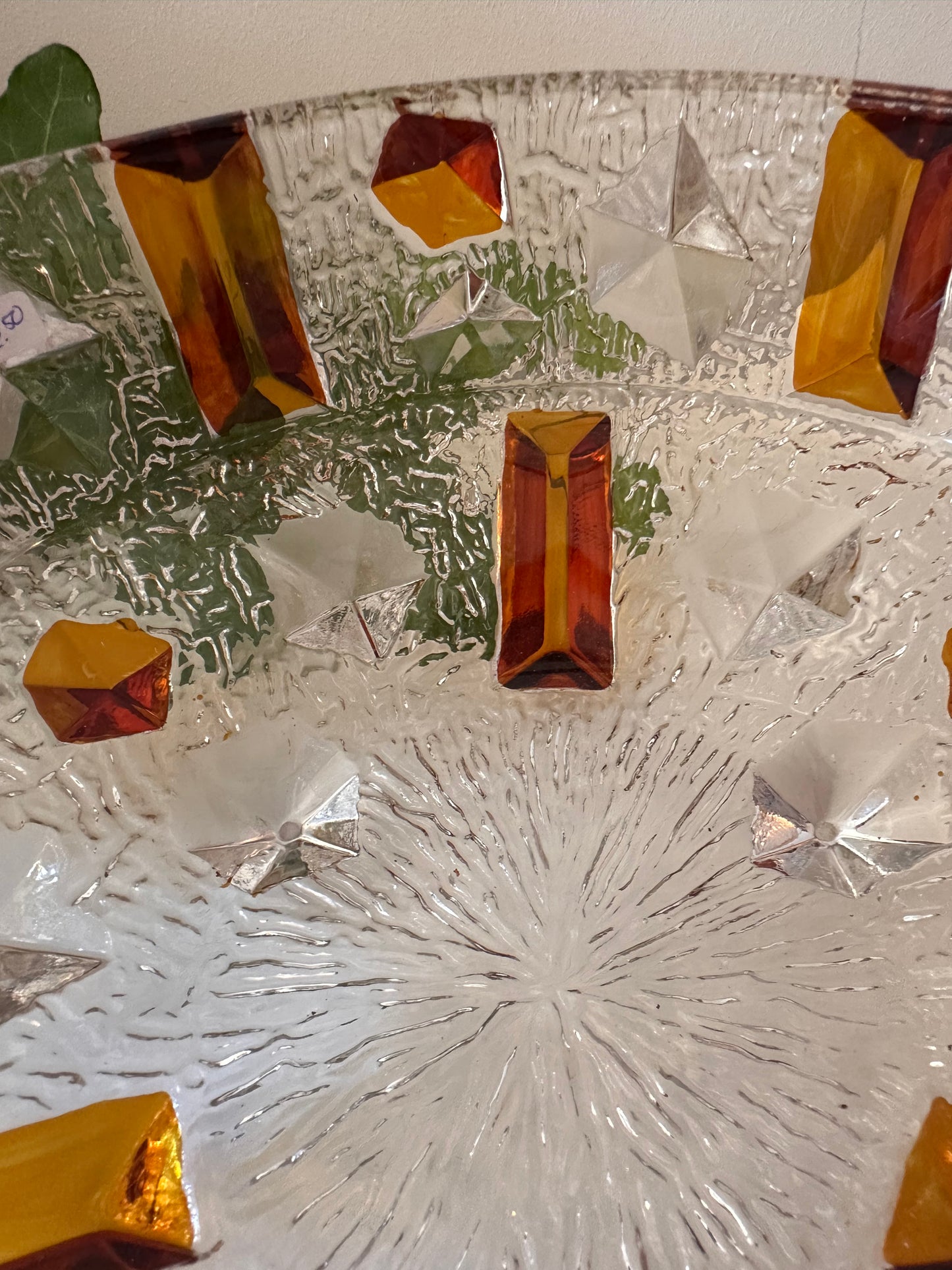 Persglazen schaal met amberkleurige accenten