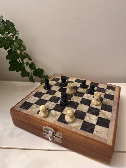 Schaakspel van onyx en hout