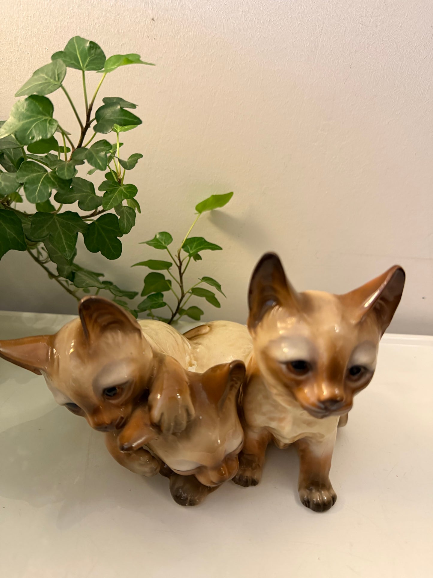 Porseleinen beeldje van 3 katjes