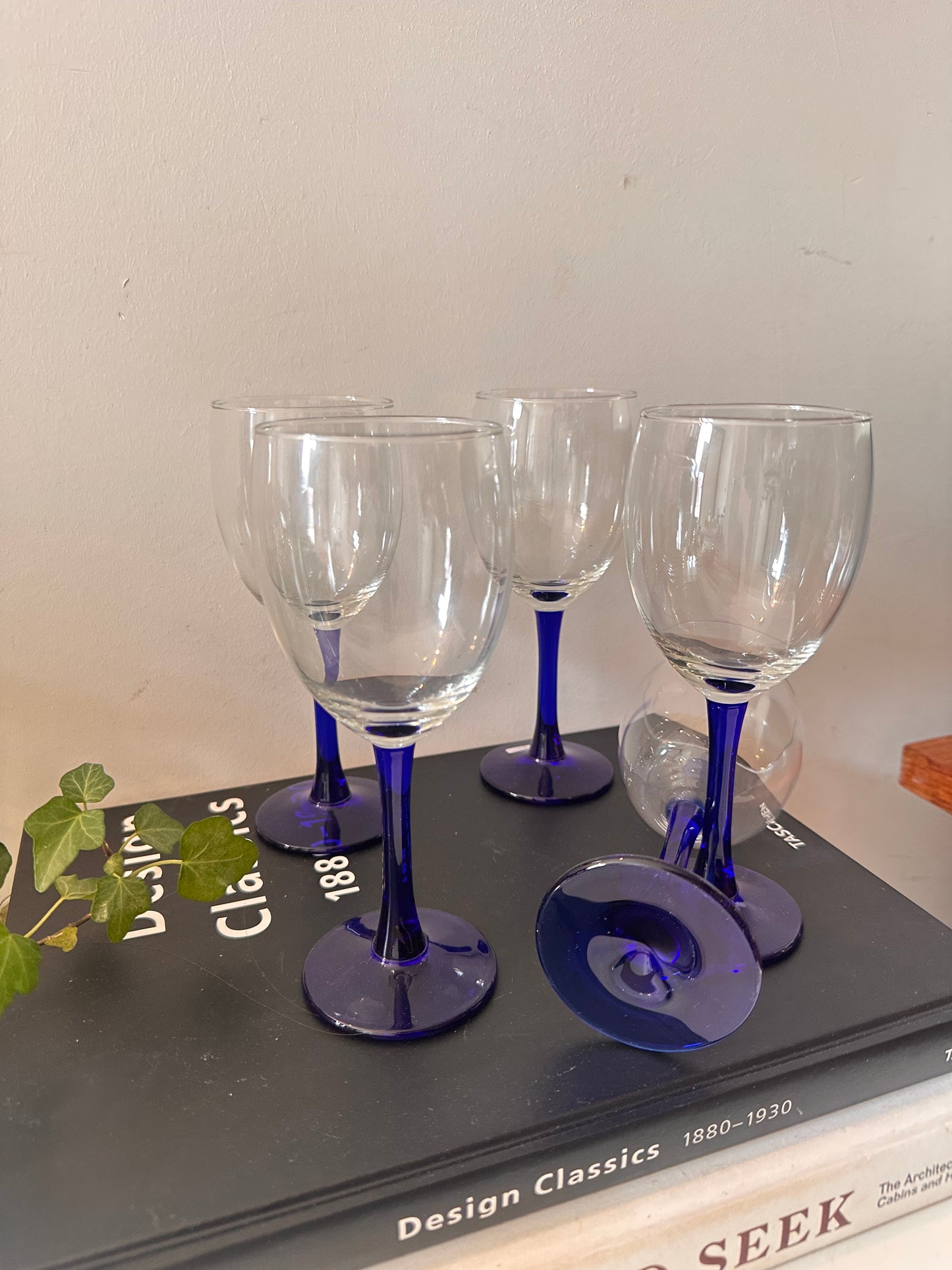 Set van 5 wijnglazen blauwe voet