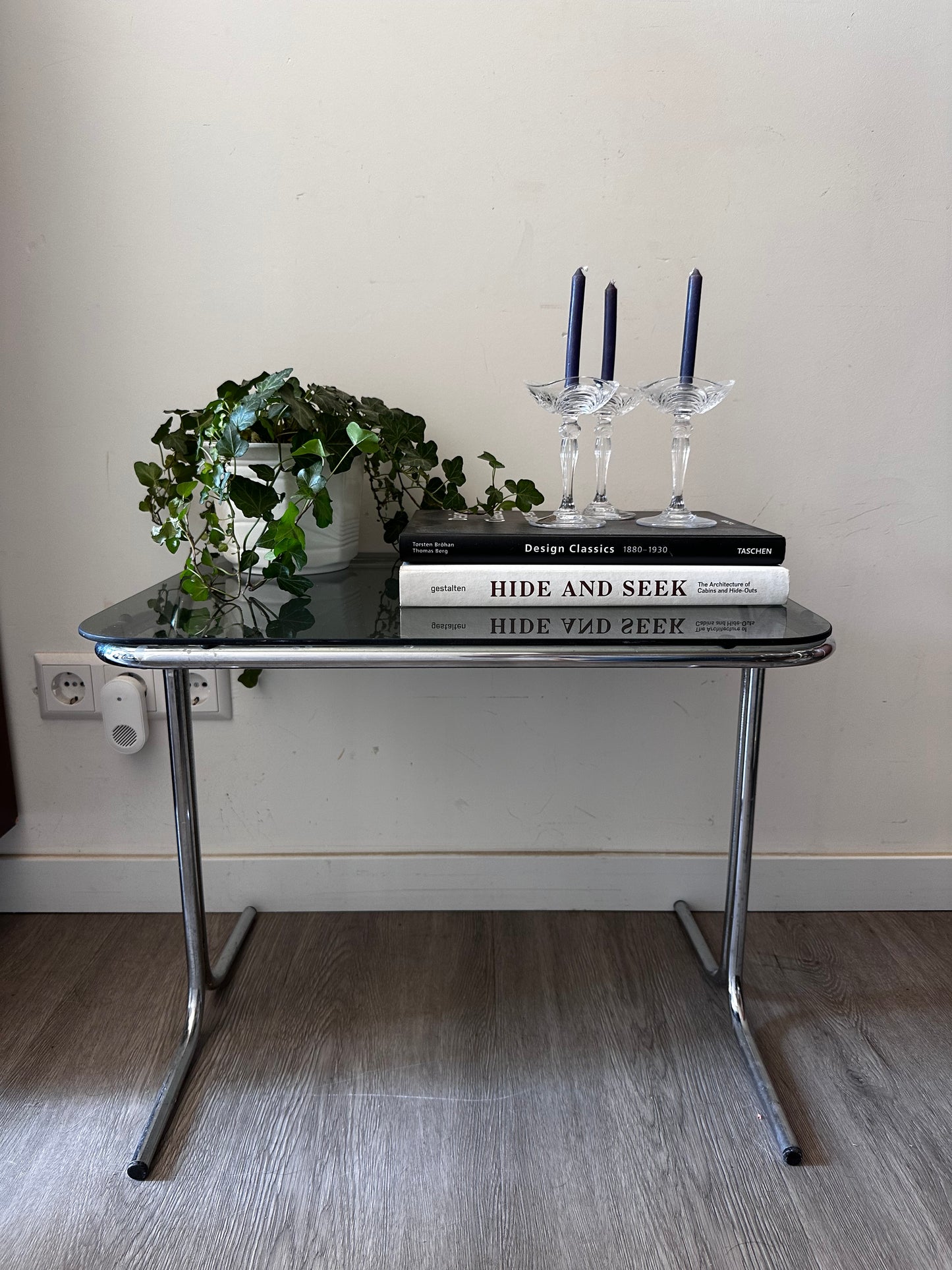 Bijzettafel in Bauhaus stijl met rookglas
