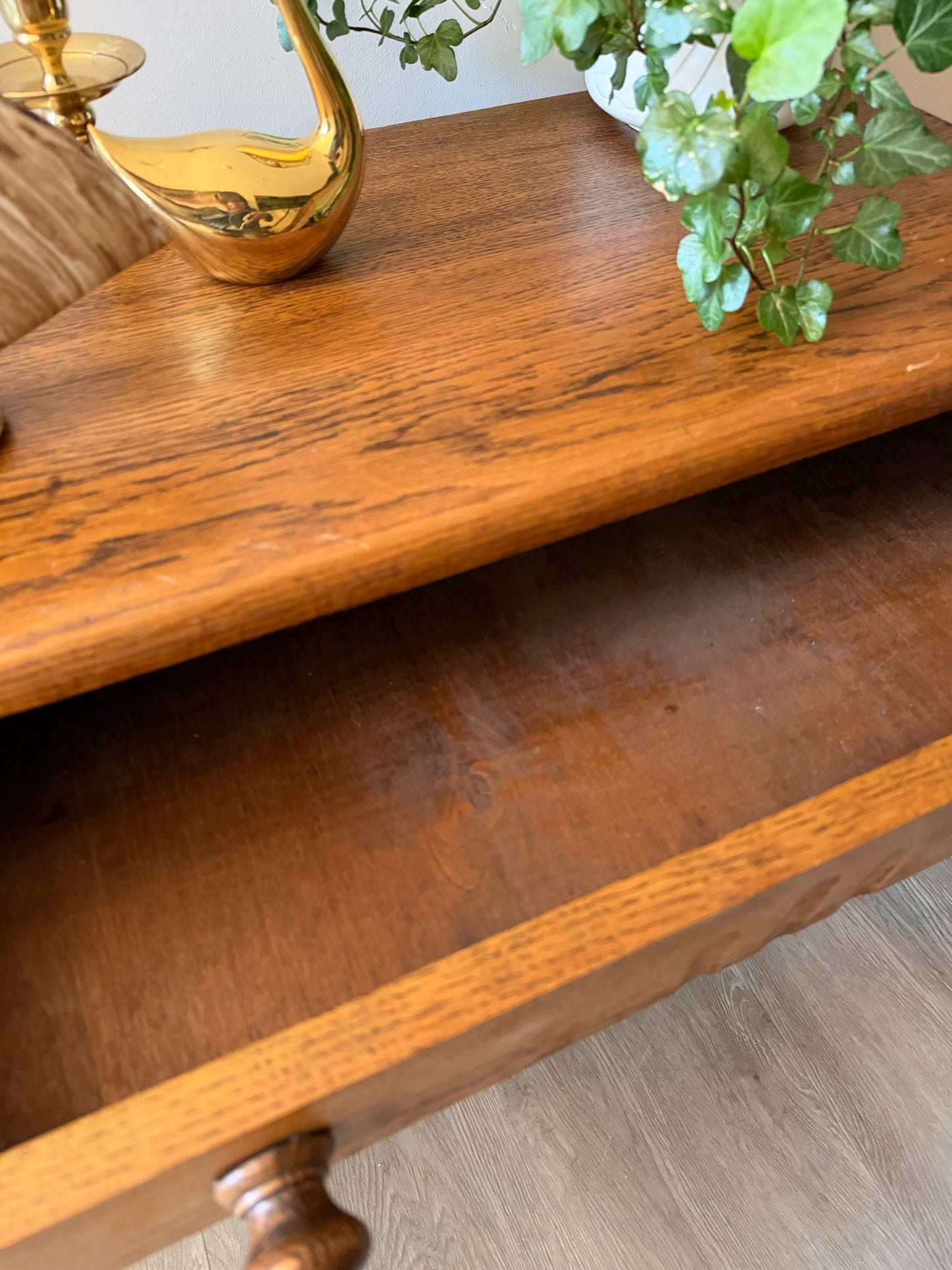Houten tafeltje met laatje