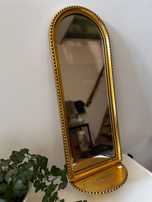 Goudkleurige spiegel met plankje