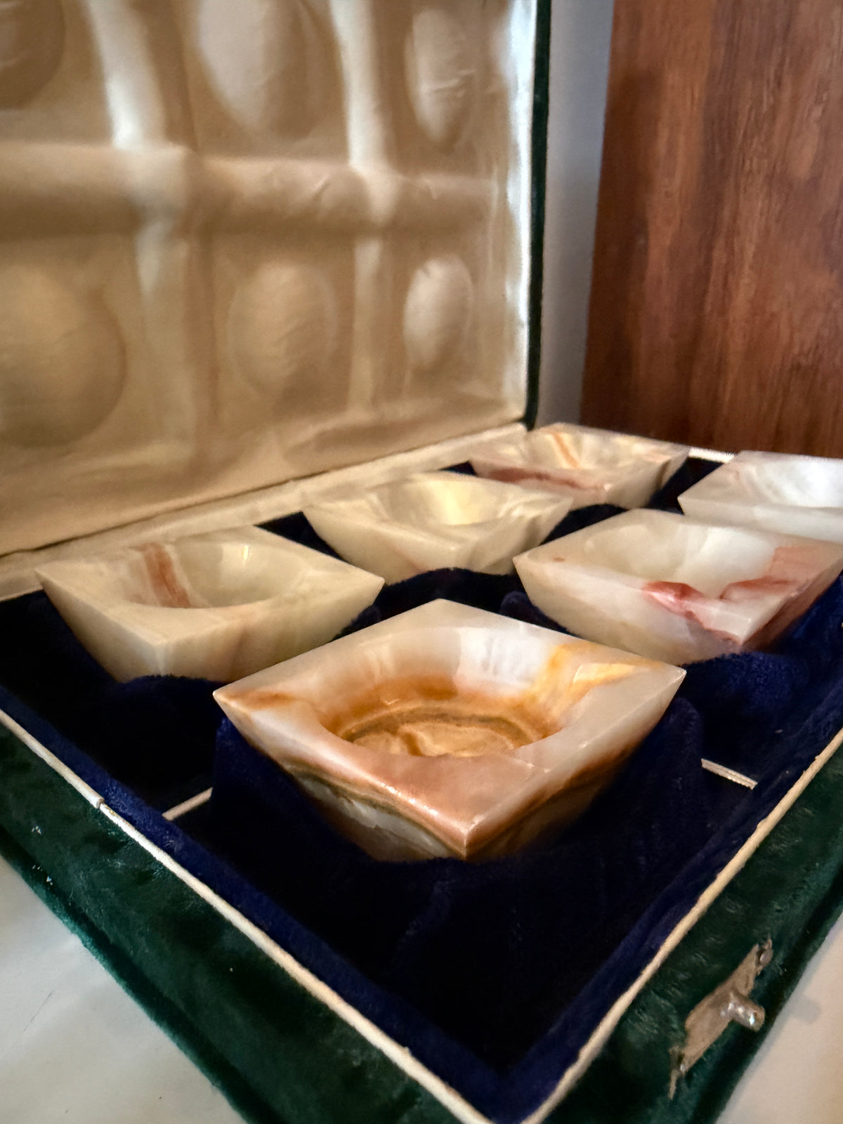 Natuurstenen bakjes in een fluwelen box