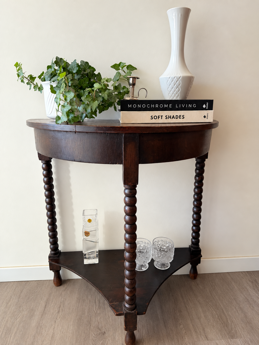 Halfronde sidetable met bolpoten