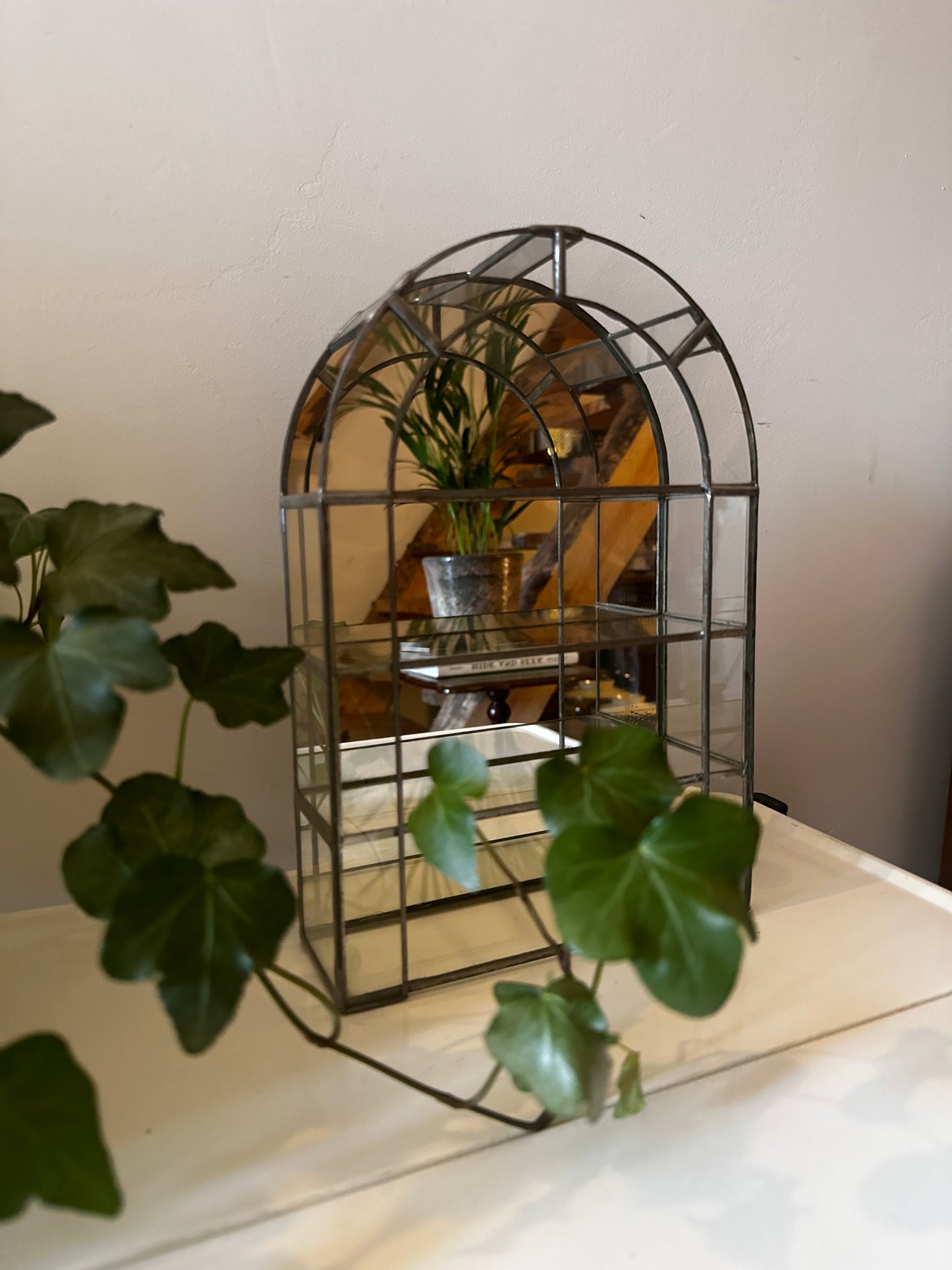 Glazen vitrinekastje met metaal