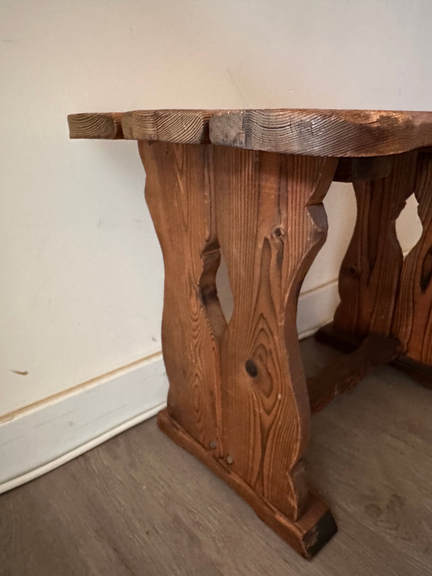 Houten krukje/bijzettafeltje