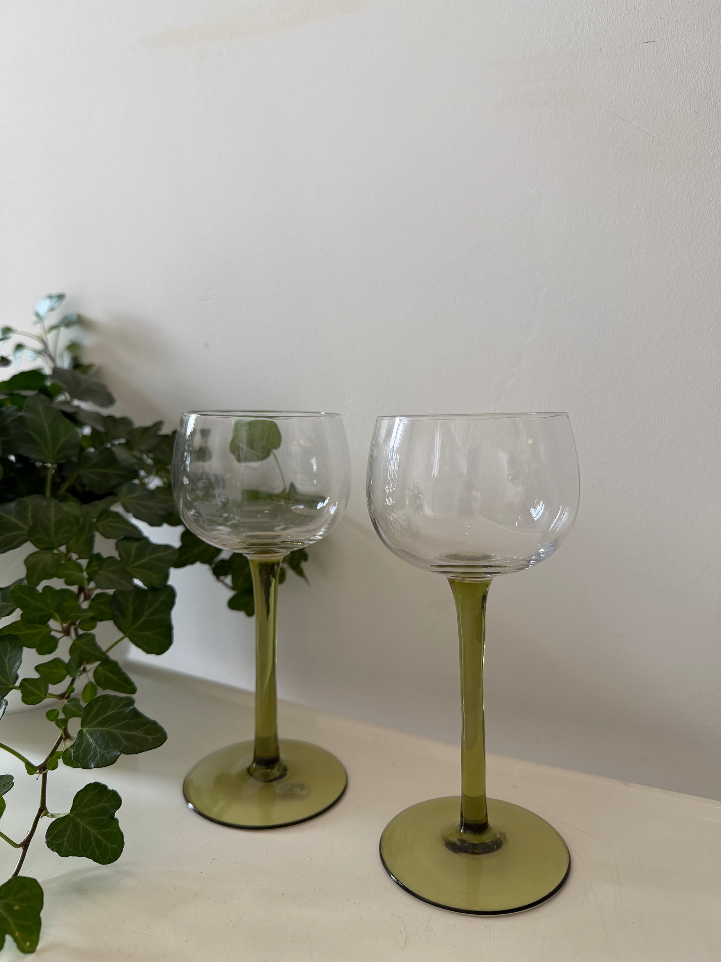 Set van 2 wijnglazen op groene voet