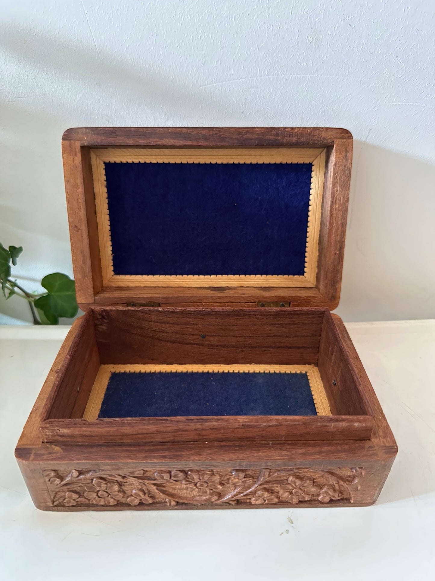Houten bewaardoos met messing koper inleg