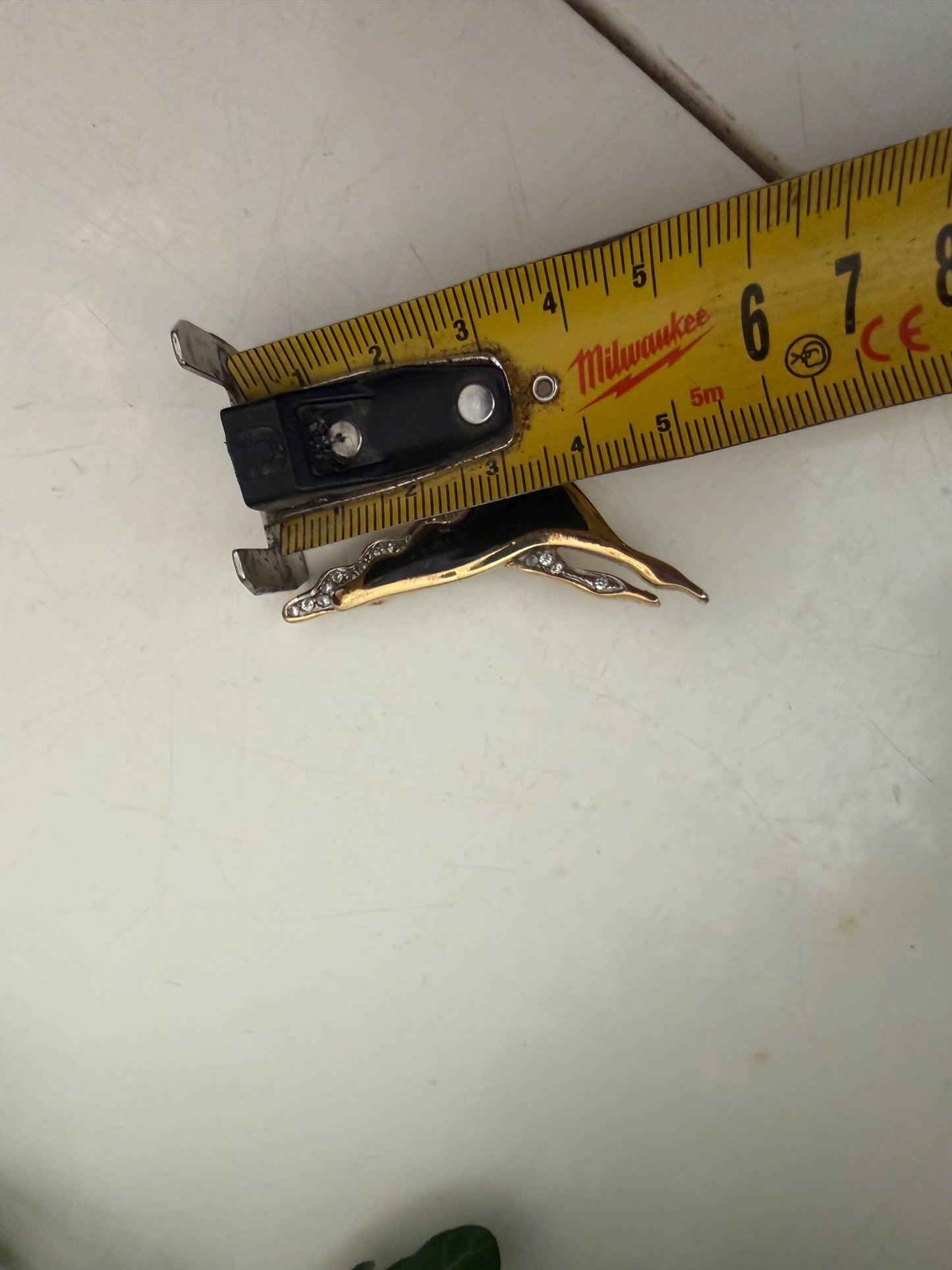 Broche met twee zwanen in zwart en goud kleur