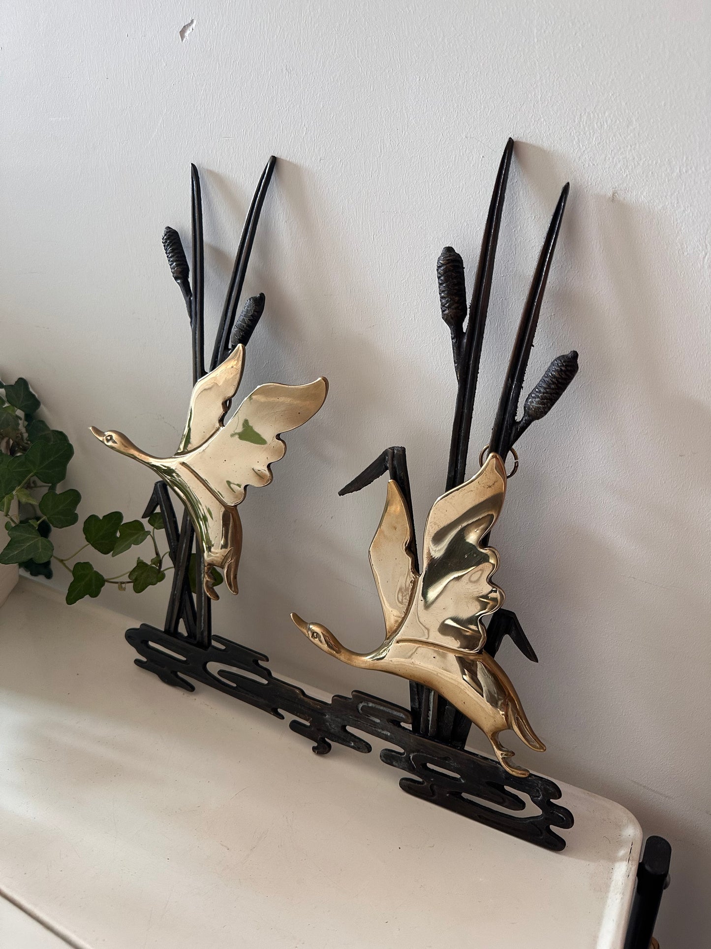 Wanddecoratie messing zwanen in riet