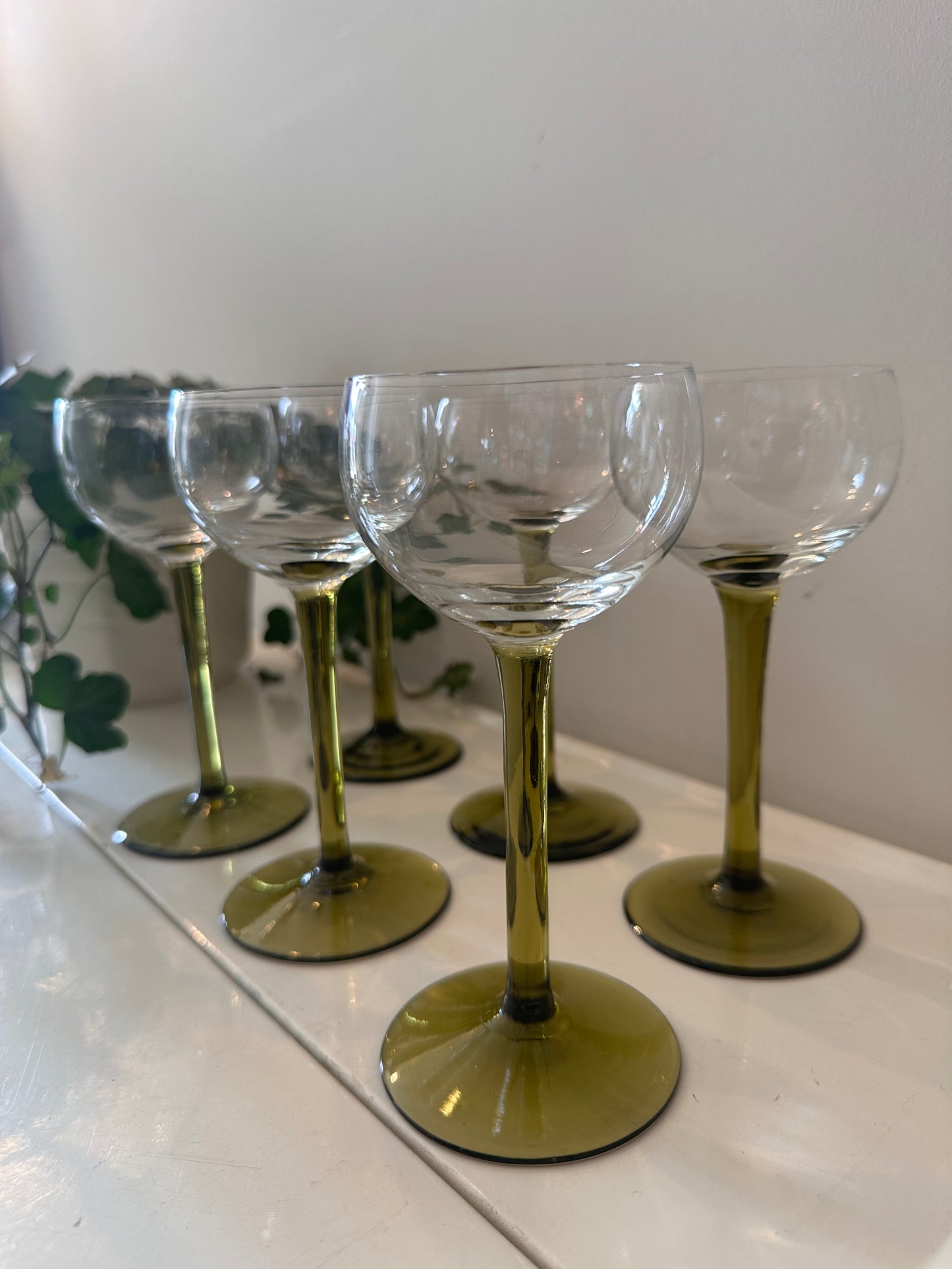 Set van 6 Jaren 70 wijnglazen op groene steel