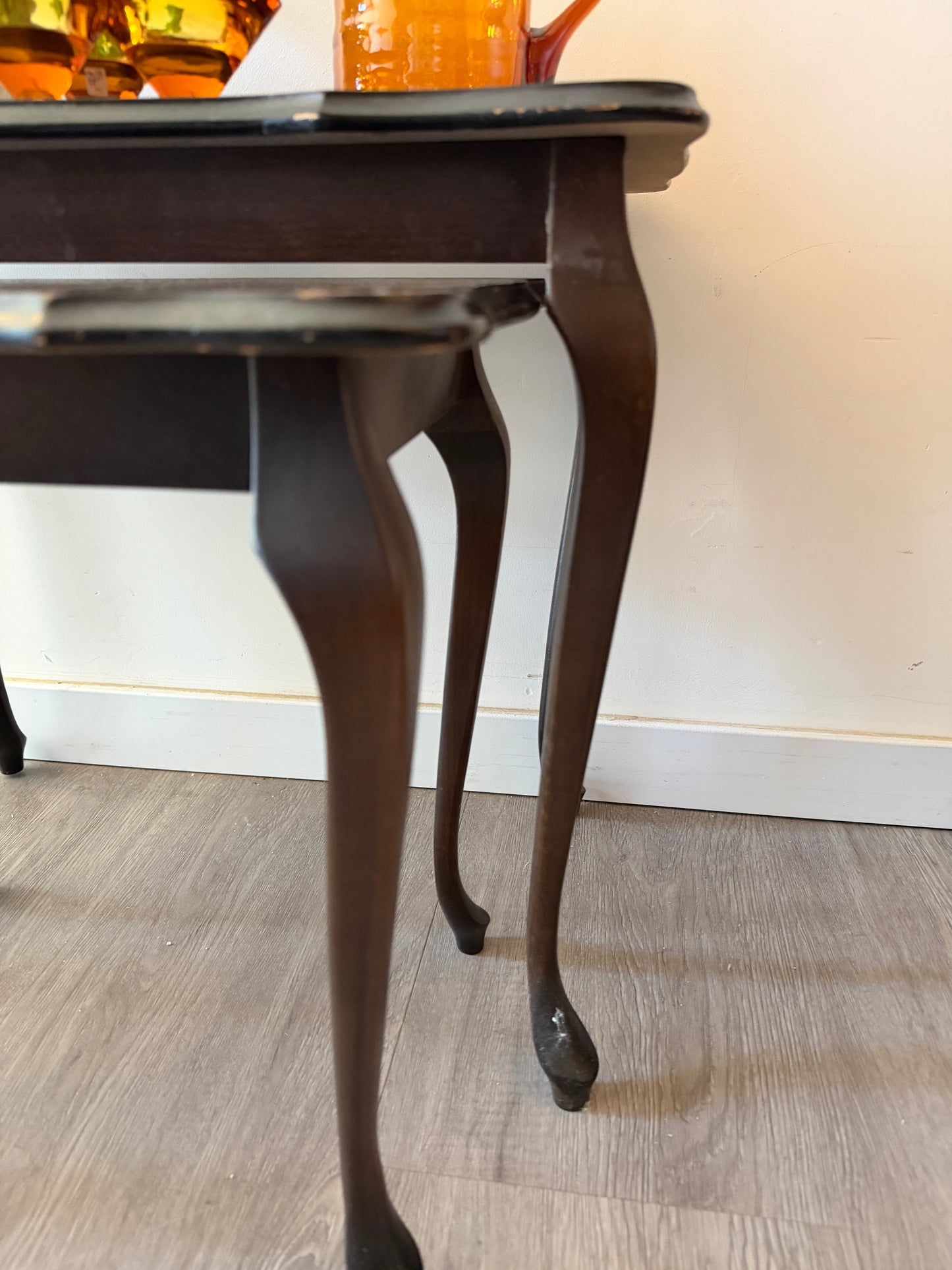 Miniset van twee tafeltjes queen anne