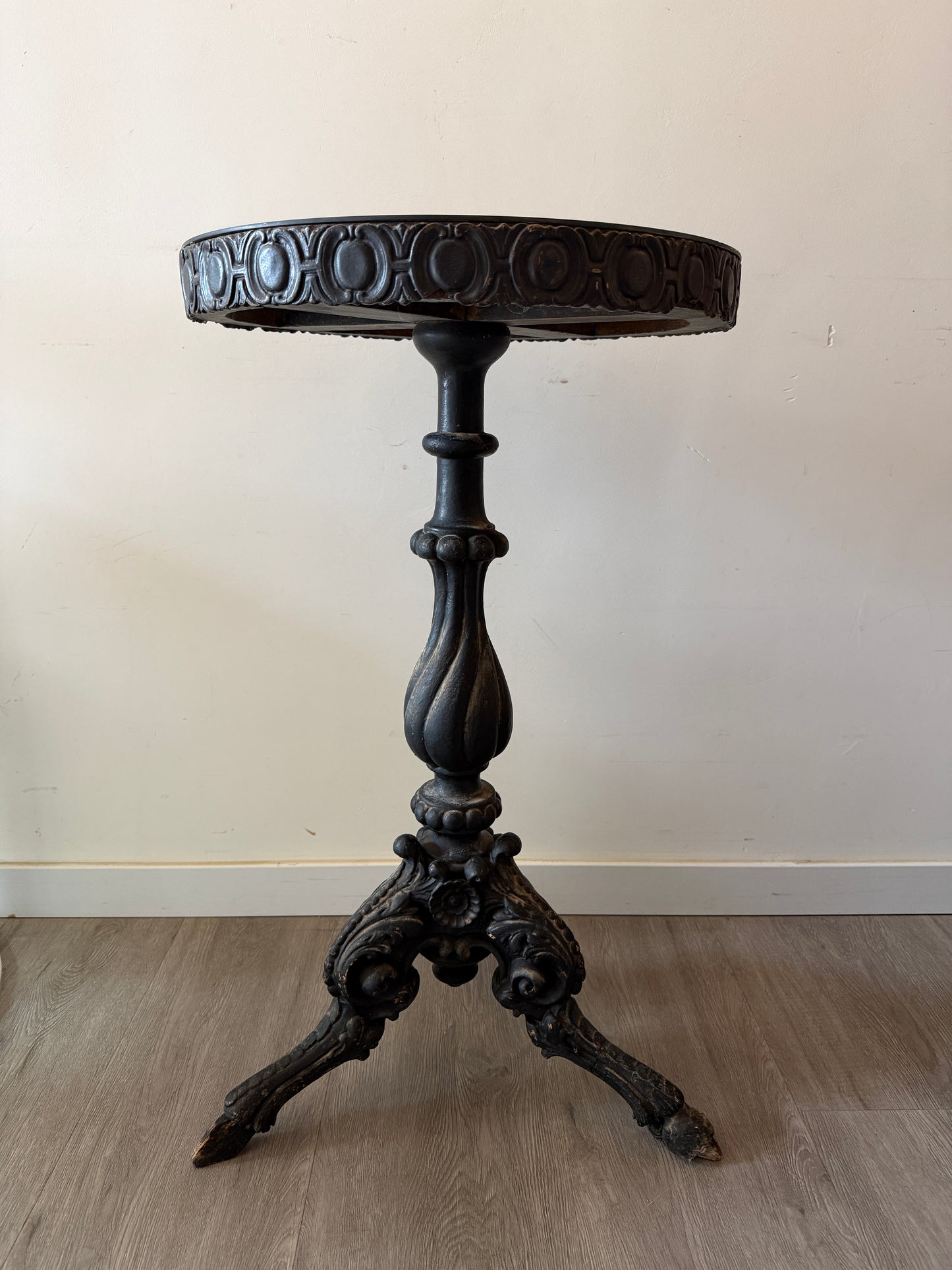 Zwart houten bijzettafeltje
