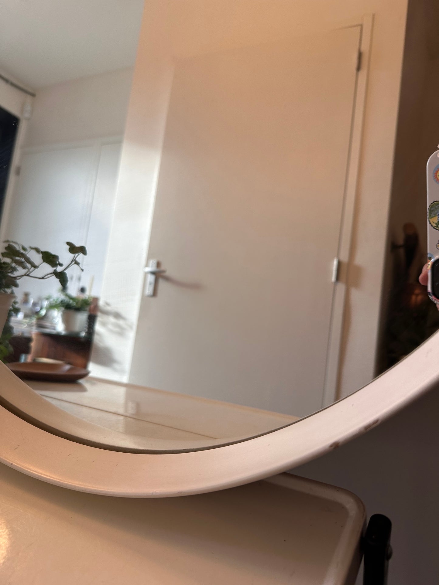 Jaren 70 rond spiegel met witte lijst