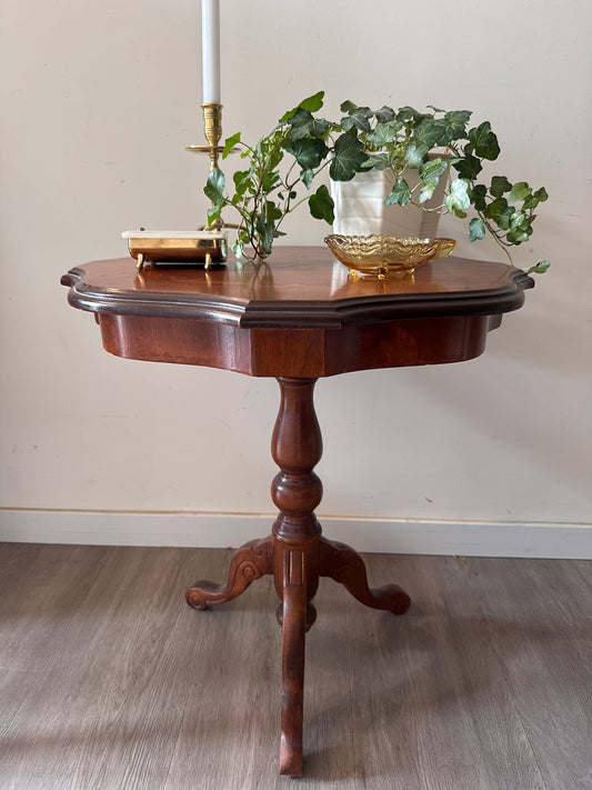 Klassiek bijzettafeltje driepoot