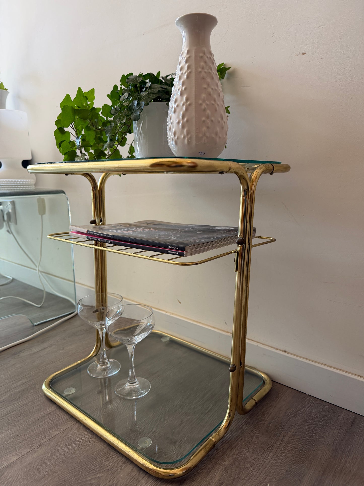 Hollywood Regency bijzettafeltje van messing en glas