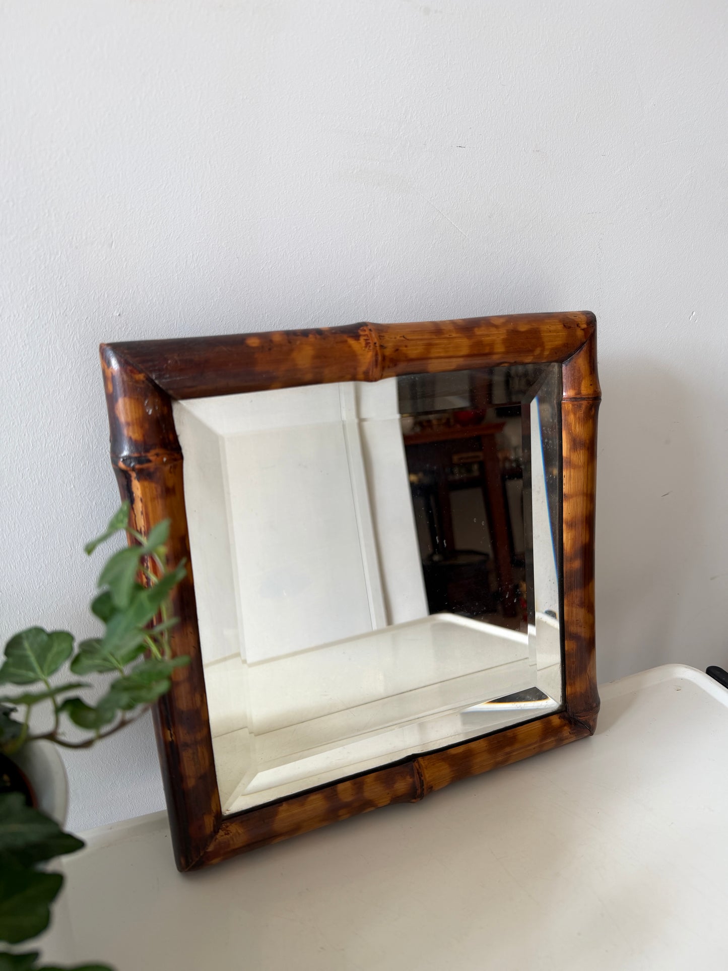 Vintage spiegel met houten lijst en facet geslepen glas
