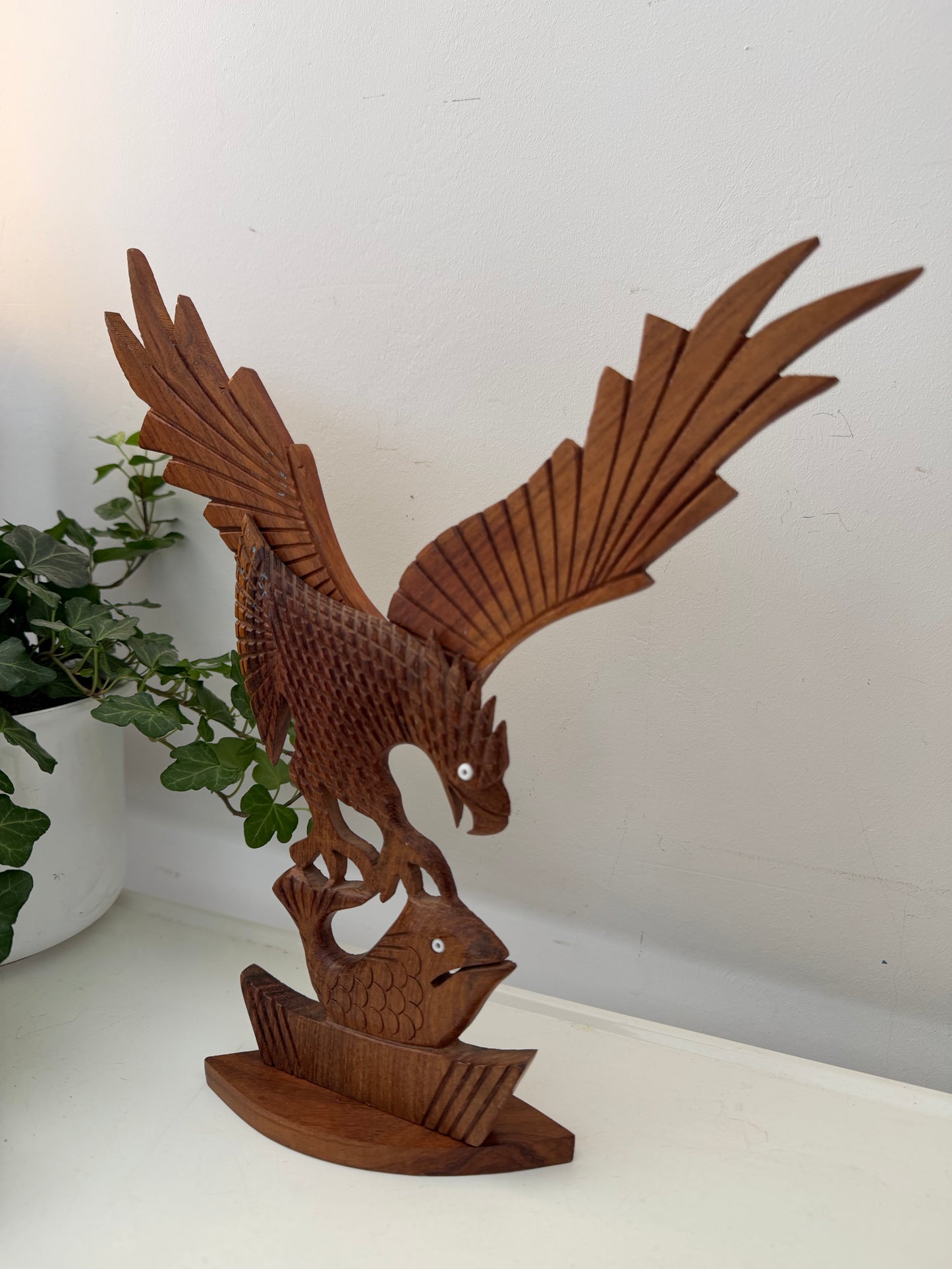 Houten beeld vogel met vis