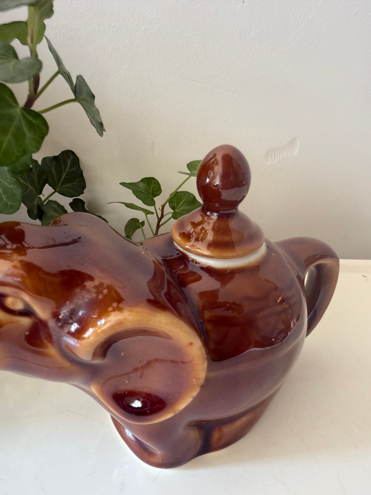 Superlief klein theepot in de vorm van een olifantje bruin keramiek