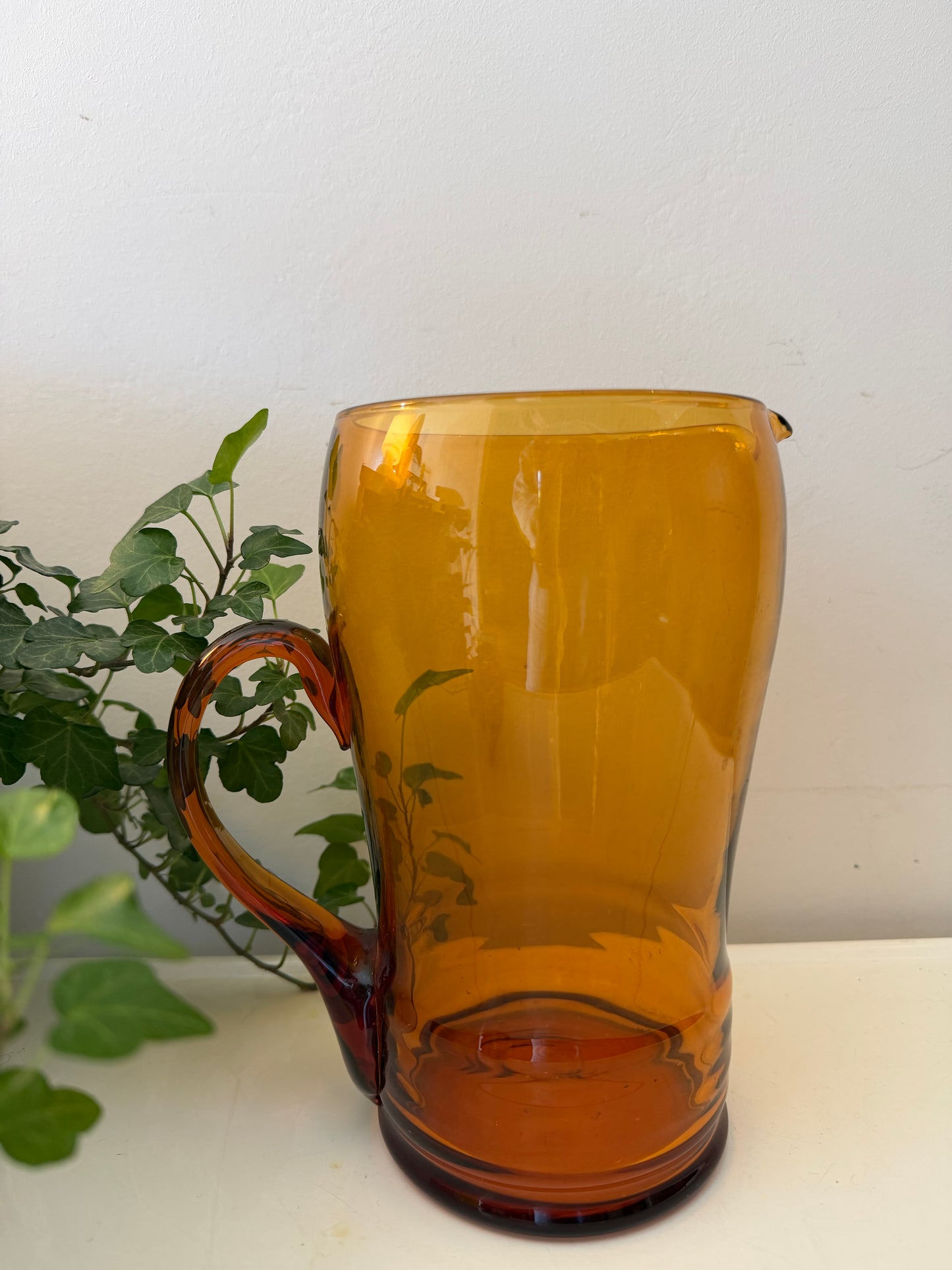 Amberkleurige glazen waterkan
