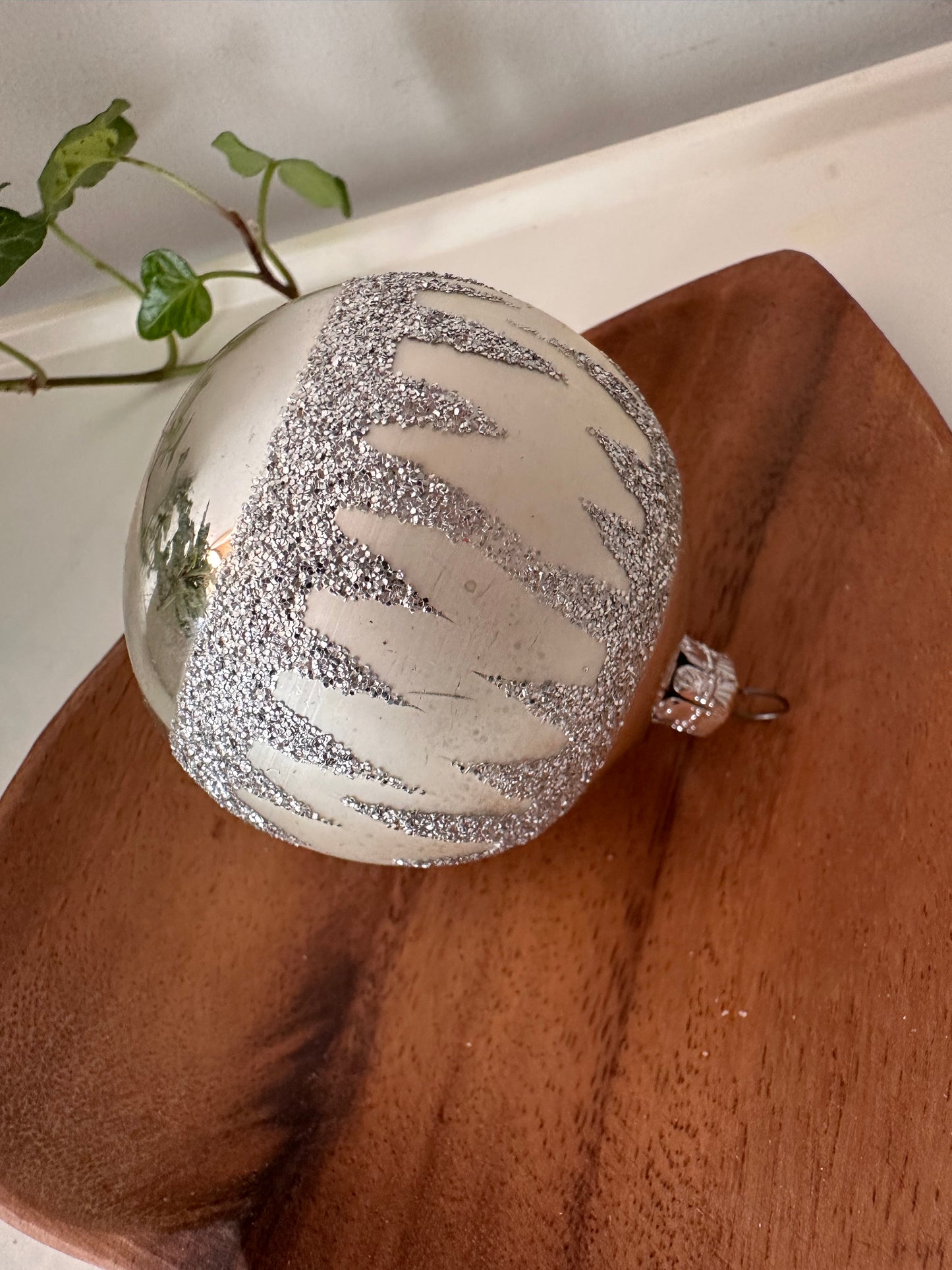 Zilverkleurige vintage kerstbal