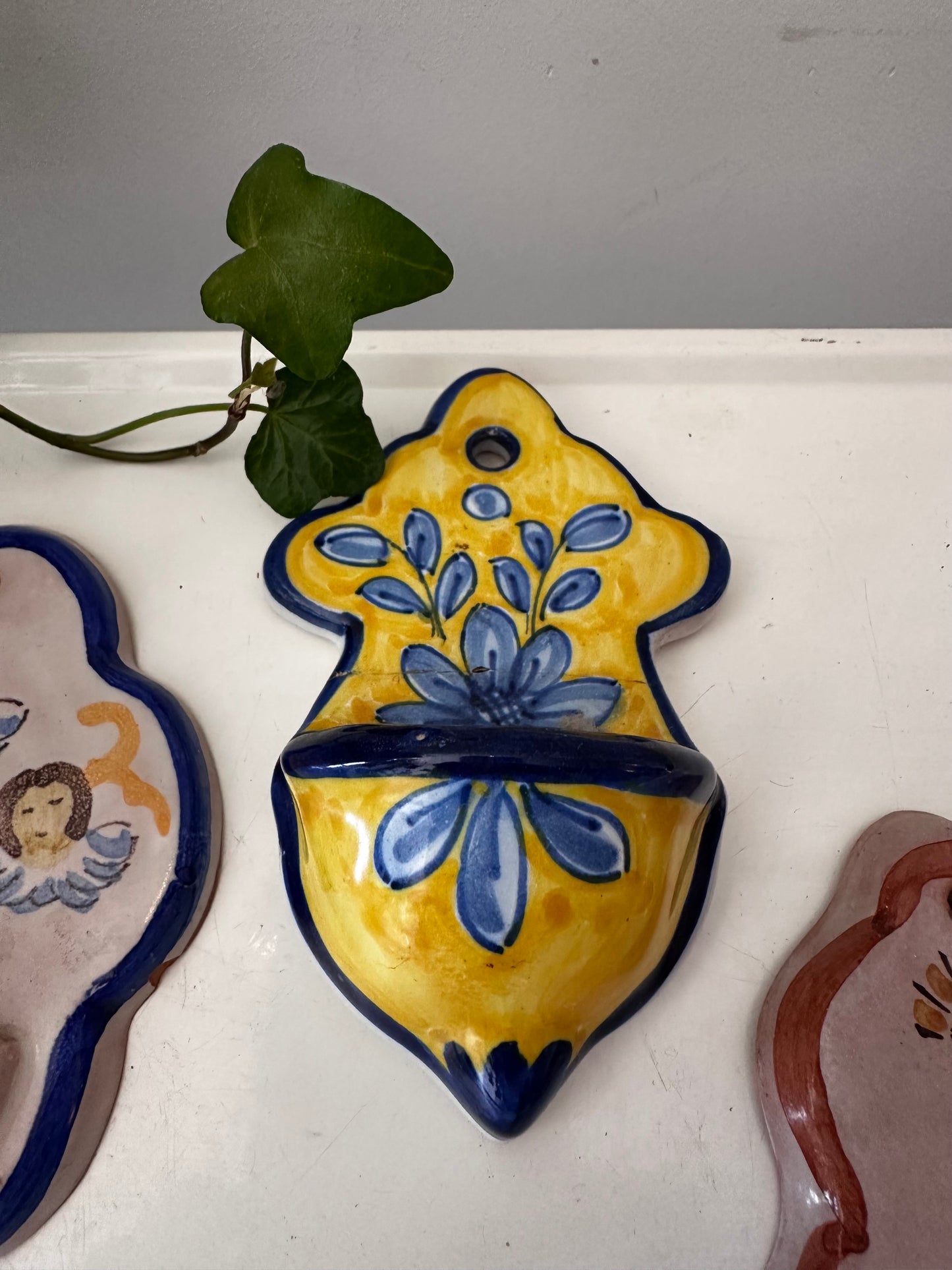 Keramieken wijwaterbakjes Spaans keramiek. Prijs per stuk