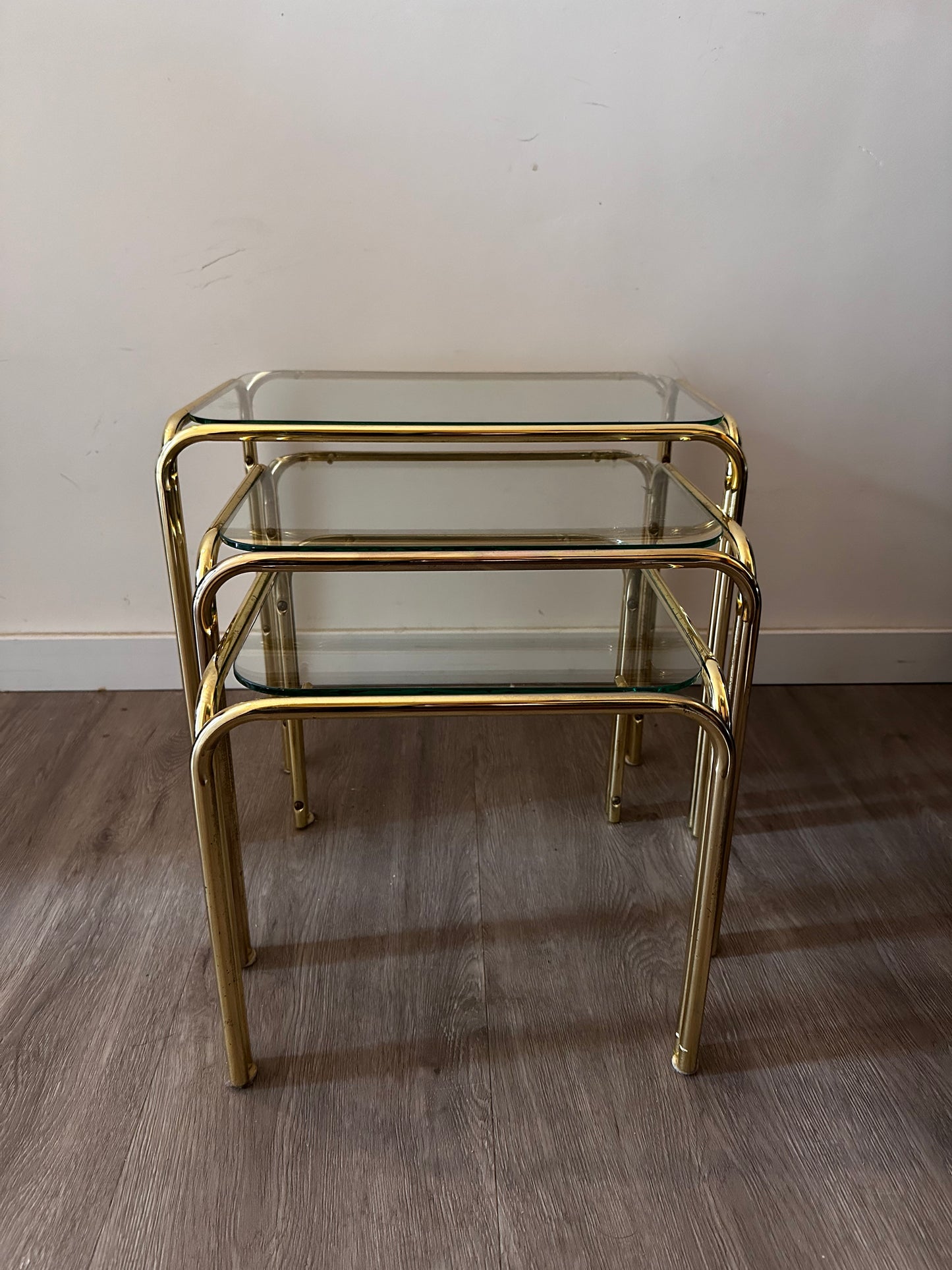 Messing met glazen Mimi set nesting tables