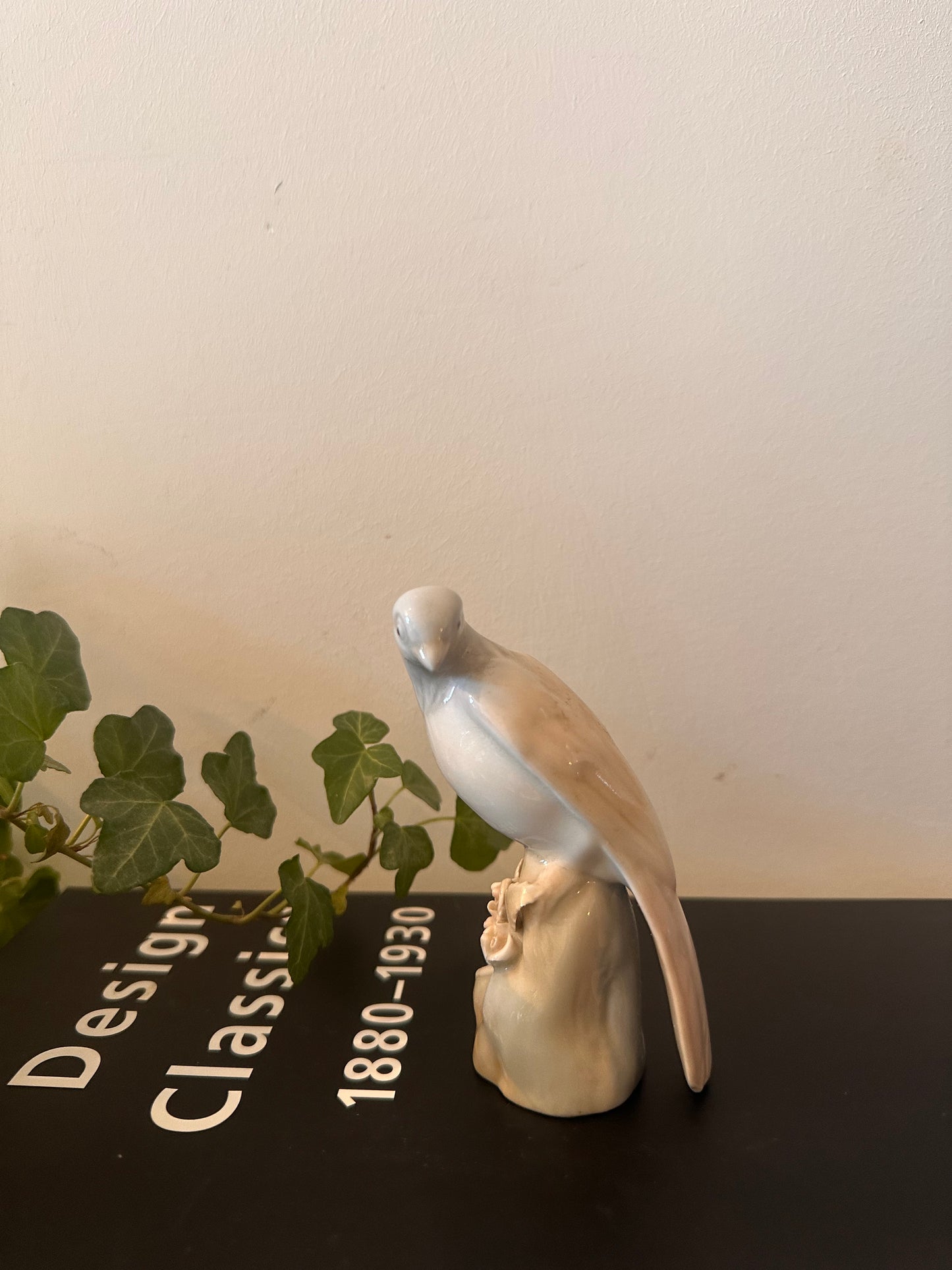 Porseleinen duifbeeldje