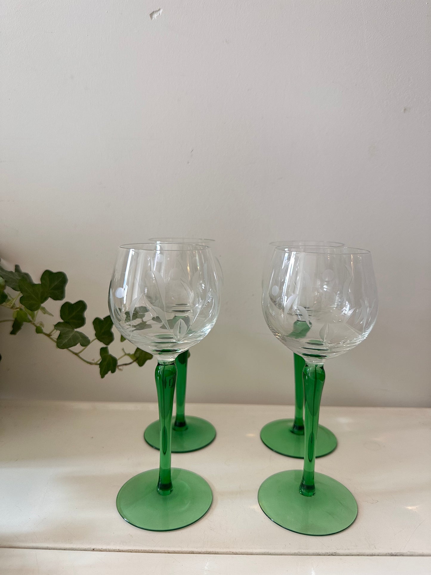 Set van 4 wijnglazen op groene voet
