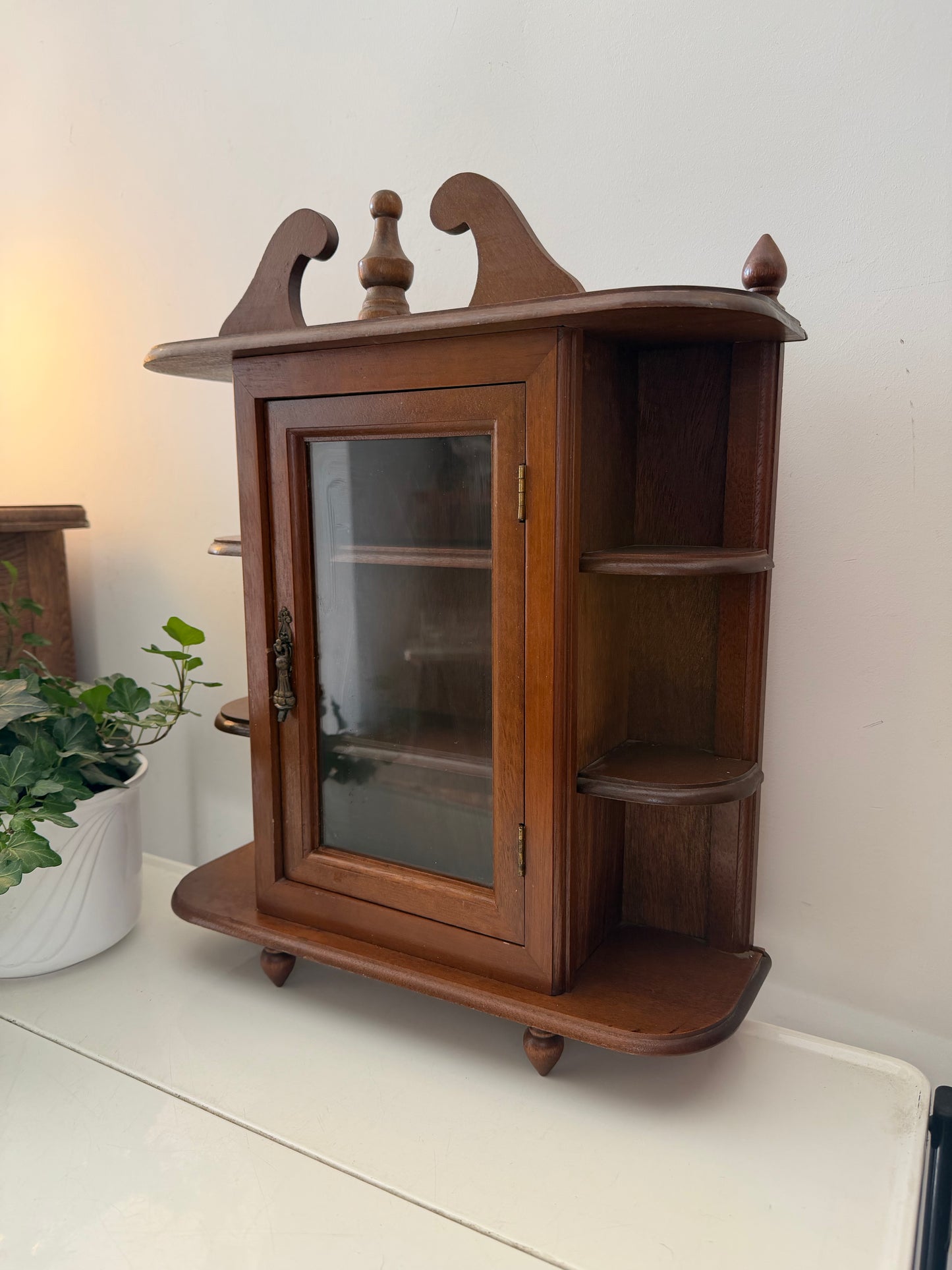 Houten wand vitrine kastje met glas