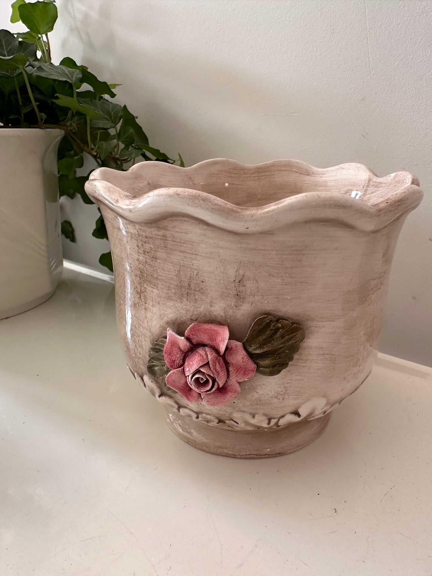 Bloempot brocante met roosjes